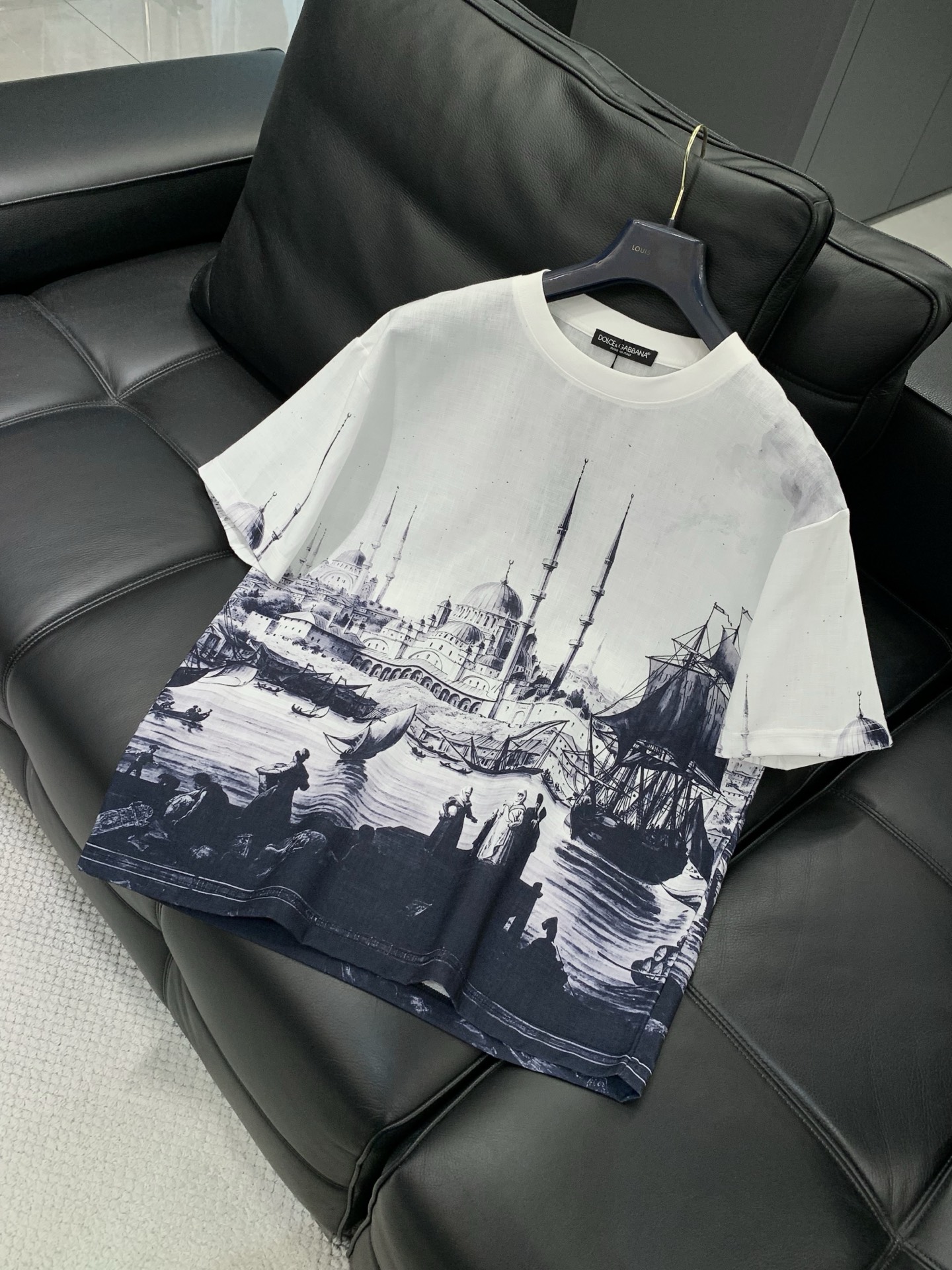 一套，DOLCE&GABBANA 杜嘉班纳，2026夏季新品，专柜同步有售，原单狠货，时尚休闲套装，采用