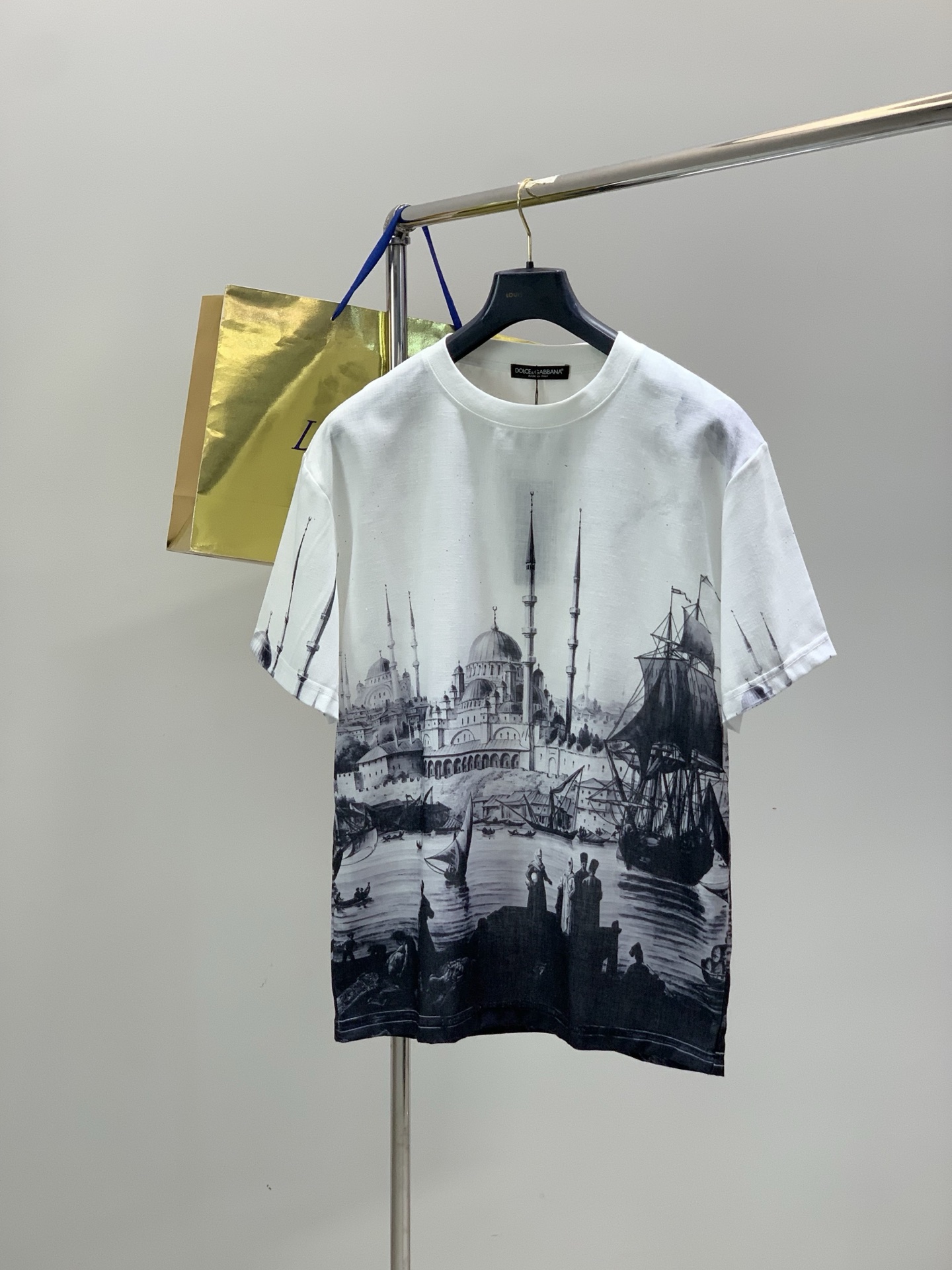 一套，DOLCE&GABBANA 杜嘉班纳，2026夏季新品，专柜同步有售，原单狠货，时尚休闲套装，采用