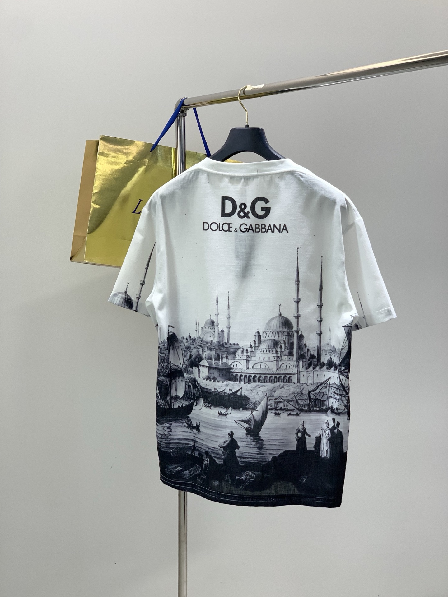 一套，DOLCE&GABBANA 杜嘉班纳，2026夏季新品，专柜同步有售，原单狠货，时尚休闲套装，采用