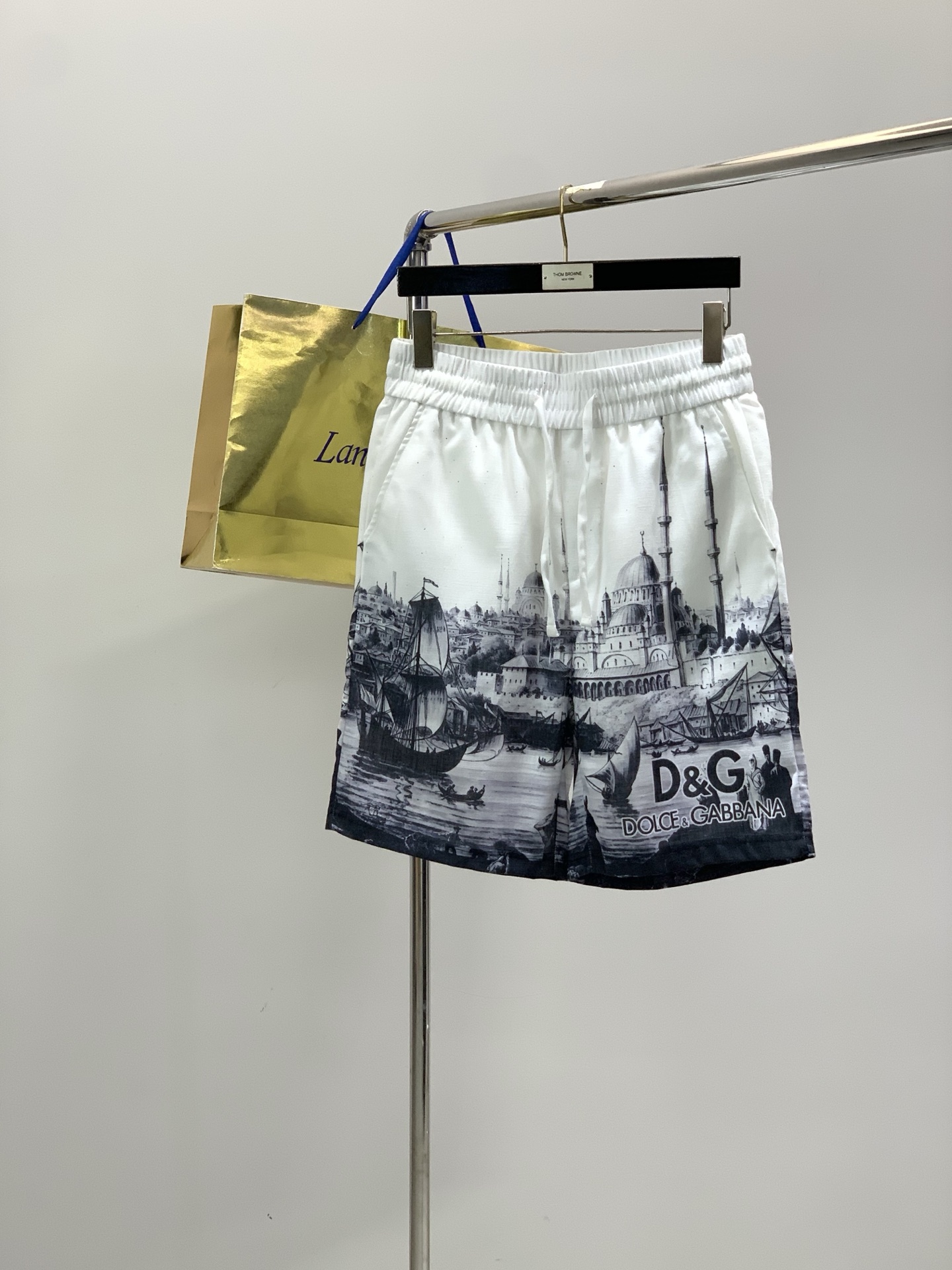 一套，DOLCE&GABBANA 杜嘉班纳，2026夏季新品，专柜同步有售，原单狠货，时尚休闲套装，采用