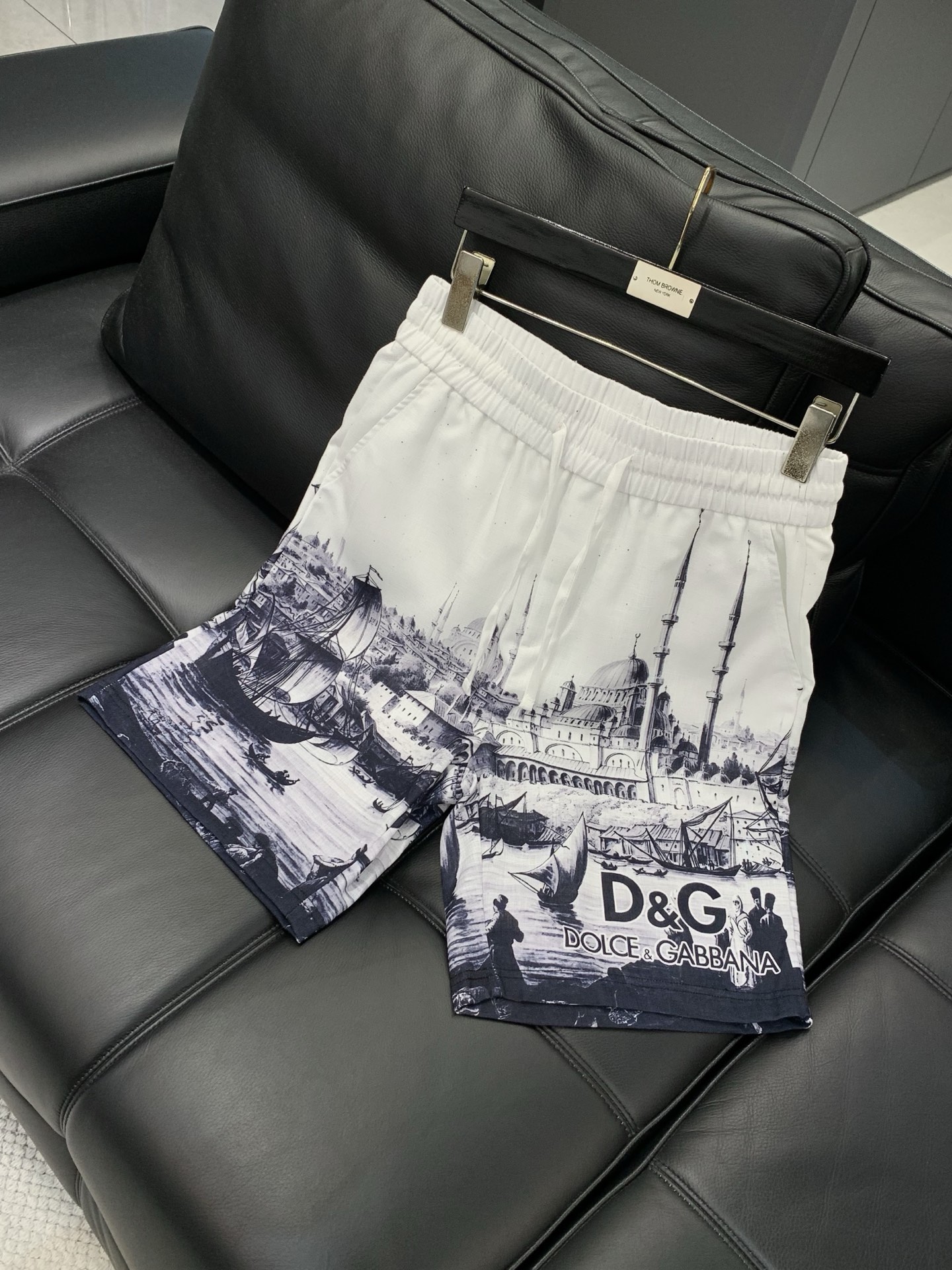 一套，DOLCE&GABBANA 杜嘉班纳，2026夏季新品，专柜同步有售，原单狠货，时尚休闲套装，采用