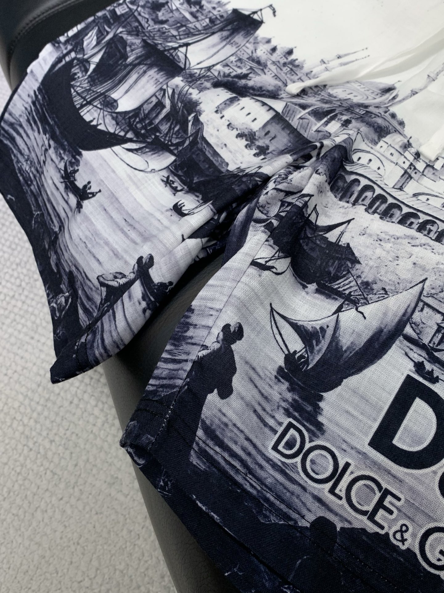 一套，DOLCE&GABBANA 杜嘉班纳，2026夏季新品，专柜同步有售，原单狠货，时尚休闲套装，采用