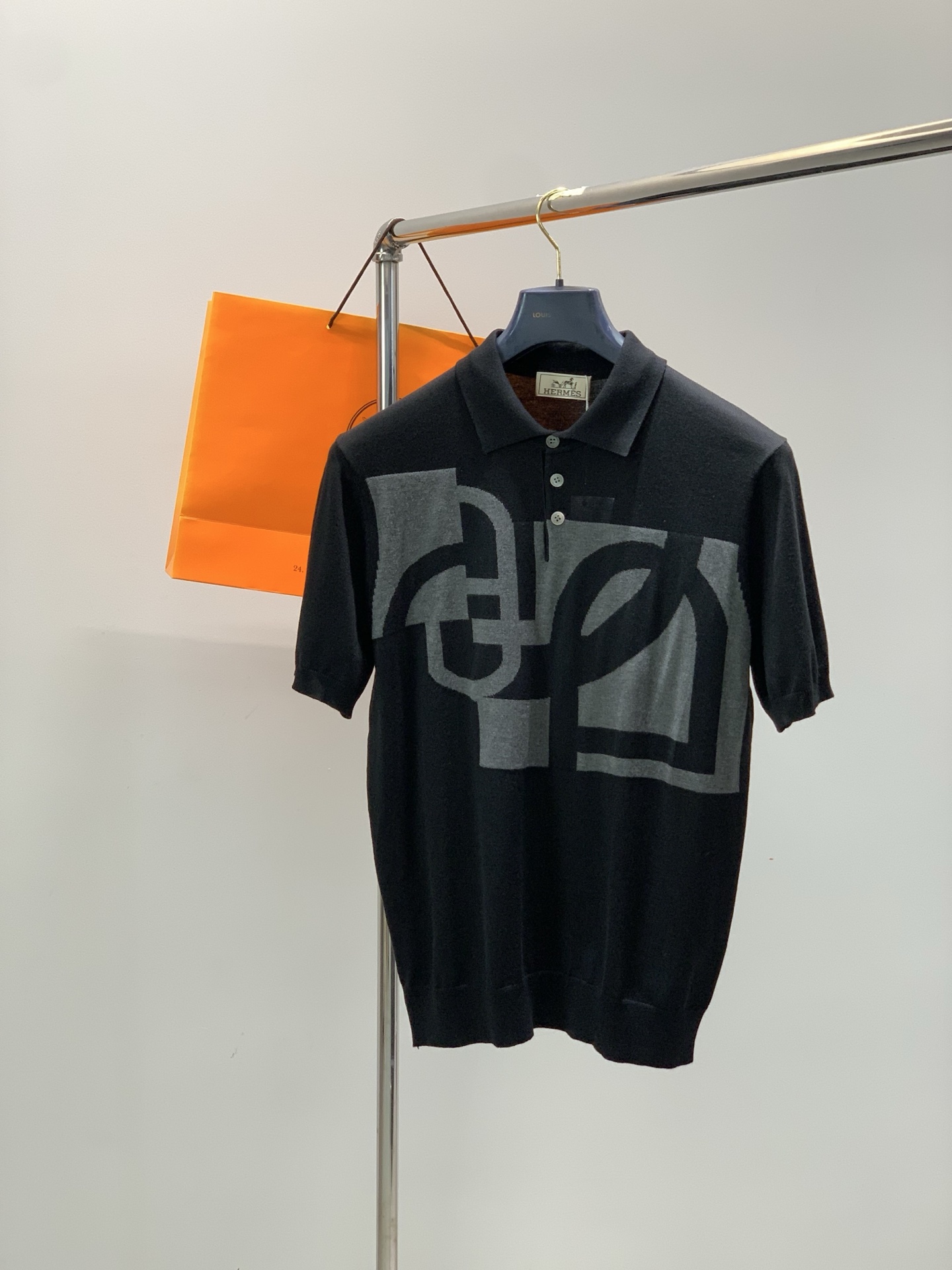 ，爱马仕黑色翻领针织衫材质 针织棉 尺码M-3XL 尺码    肩宽    胸围   衣长    袖长M