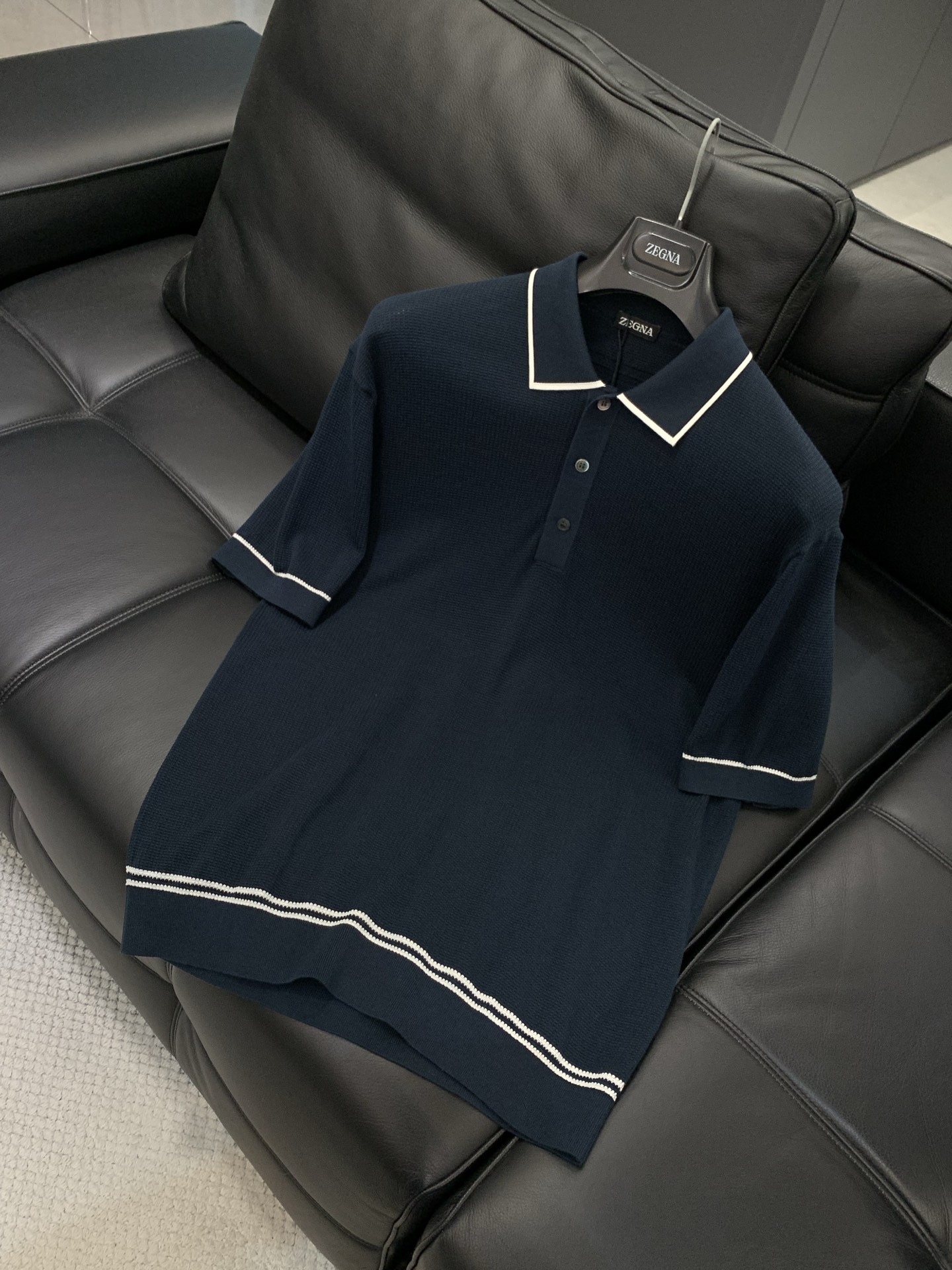 ，Zegna墨绿色翻领针织衫材质 85%棉10%桑蚕丝5%麻，浮雕立体的华夫格纹尺码S-2XL尺码	肩宽