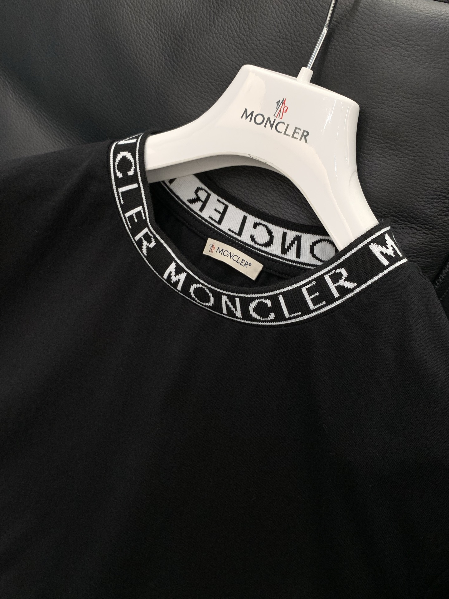 ，Moncler 蒙口，2026夏季最新品，专柜同步有售，原单狠货，时尚休闲圆领短袖T恤，上身舒适！吸睛