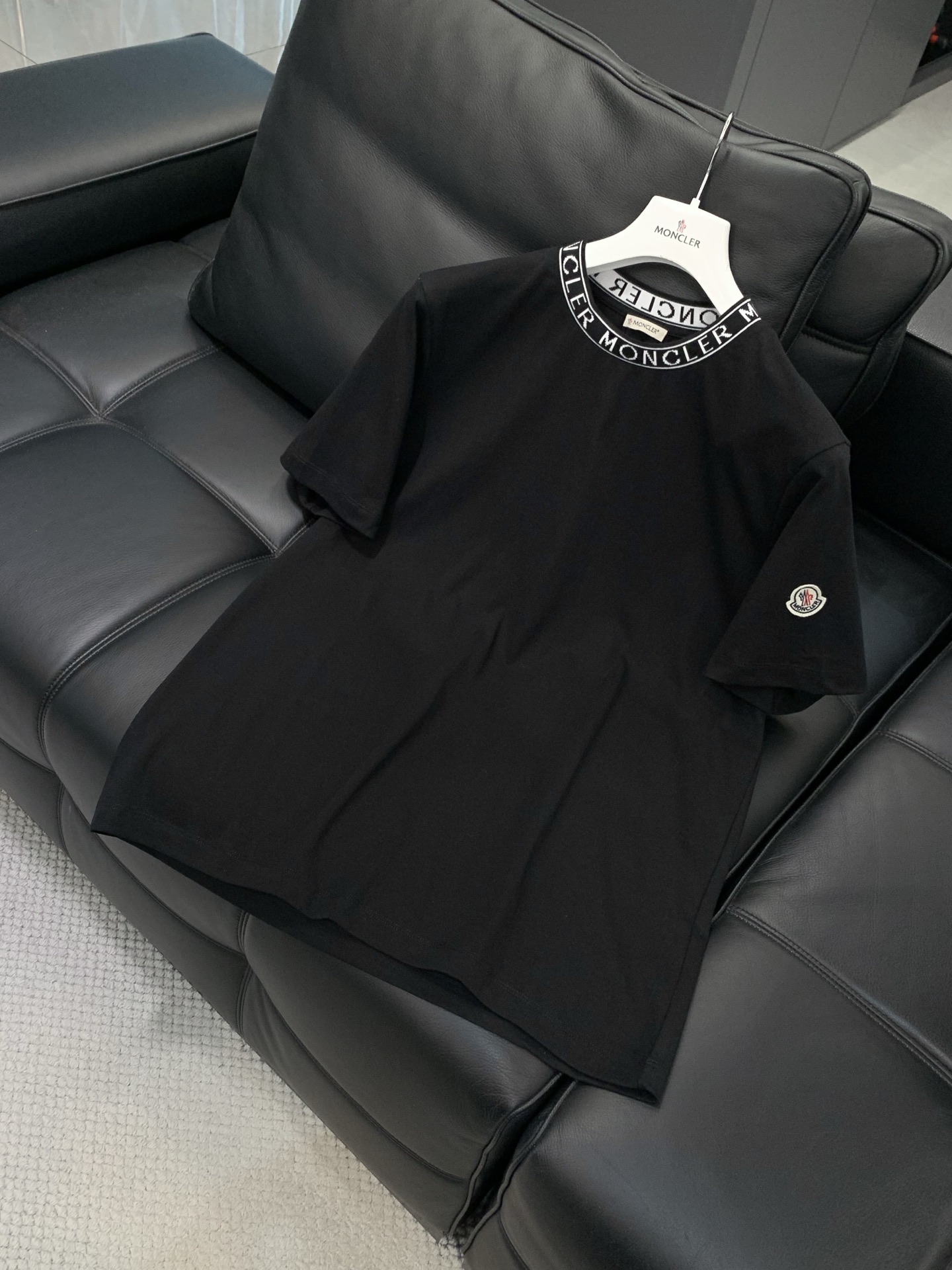 ，Moncler 蒙口，2026夏季最新品，专柜同步有售，原单狠货，时尚休闲圆领短袖T恤，上身舒适！吸睛