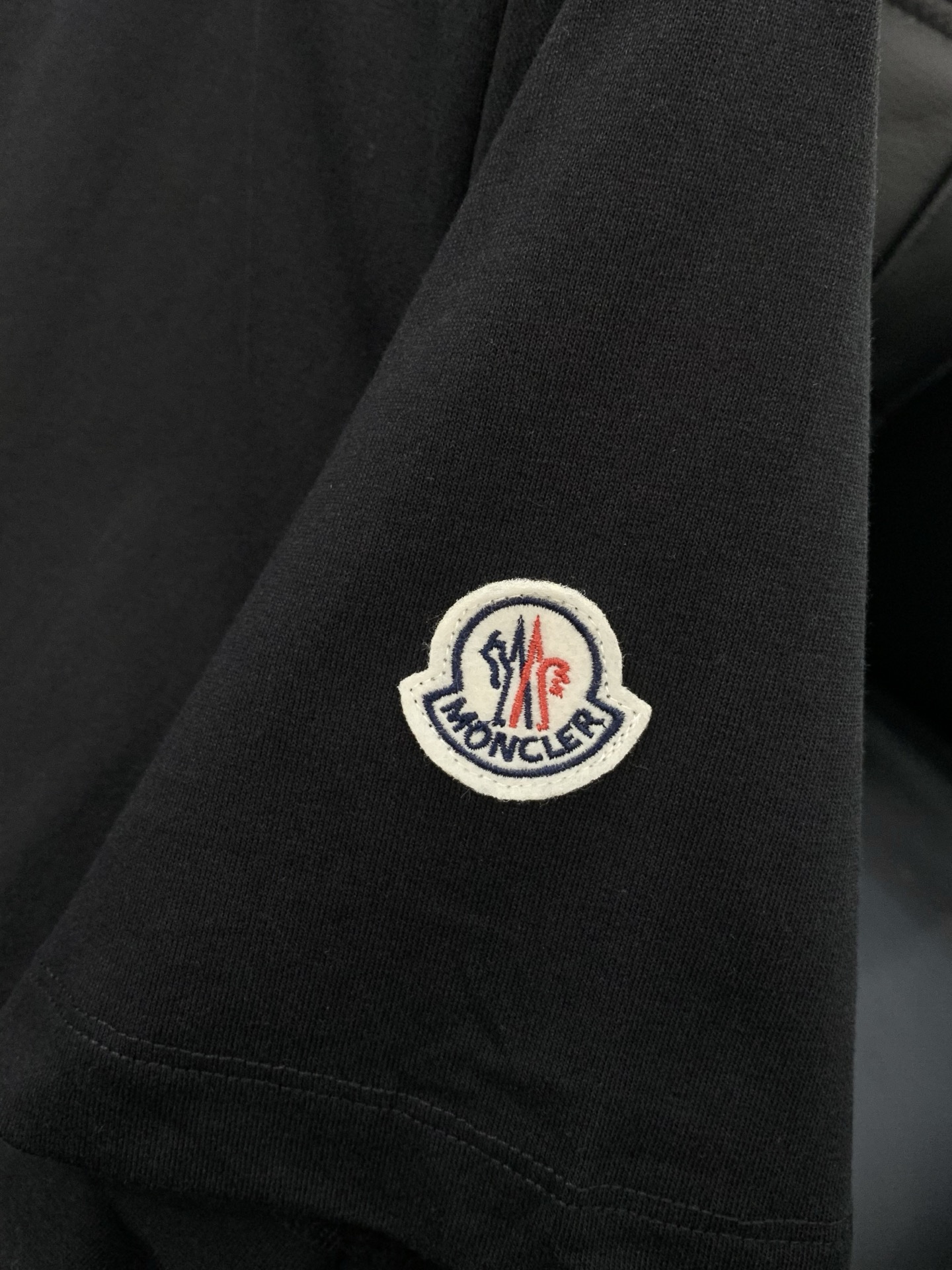 ，Moncler 蒙口，2026夏季最新品，专柜同步有售，原单狠货，时尚休闲圆领短袖T恤，上身舒适！吸睛