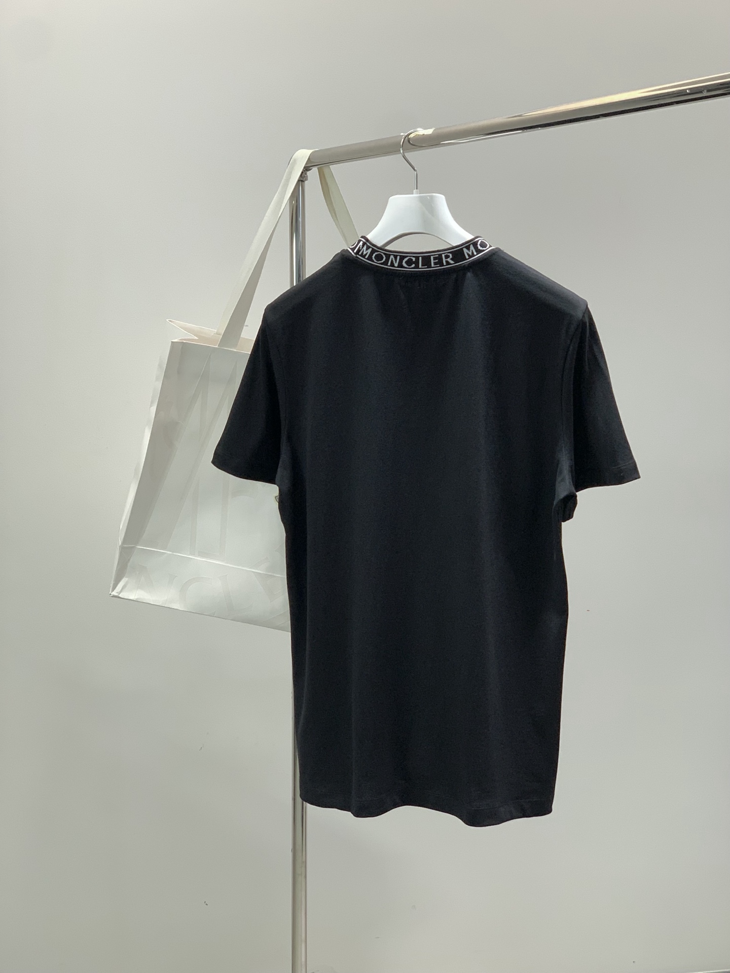，Moncler 蒙口，2026夏季最新品，专柜同步有售，原单狠货，时尚休闲圆领短袖T恤，上身舒适！吸睛