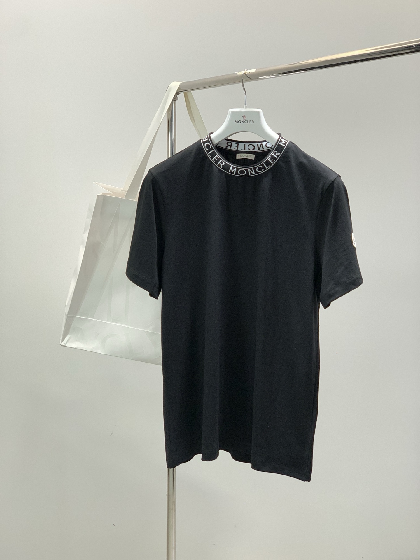 ，Moncler 蒙口，2026夏季最新品，专柜同步有售，原单狠货，时尚休闲圆领短袖T恤，上身舒适！吸睛