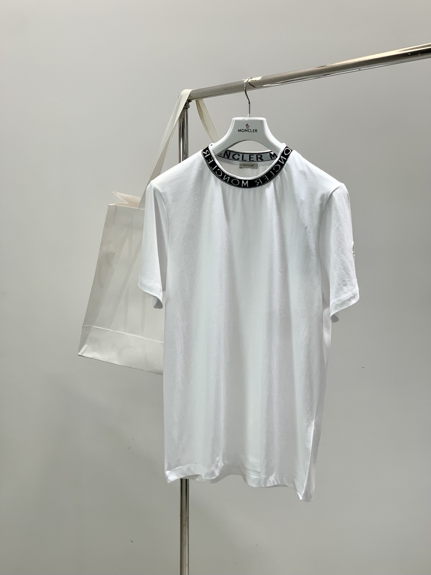 ，Moncler 蒙口，2026夏季最新品，专柜同步有售，原单狠货，时尚休闲圆领短袖T恤，上身舒适！吸睛