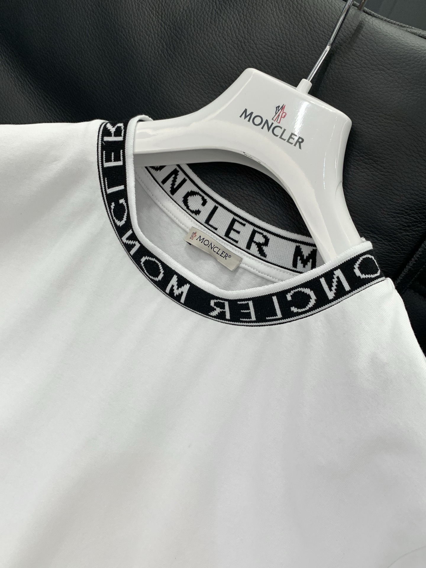 ，Moncler 蒙口，2026夏季最新品，专柜同步有售，原单狠货，时尚休闲圆领短袖T恤，上身舒适！吸睛