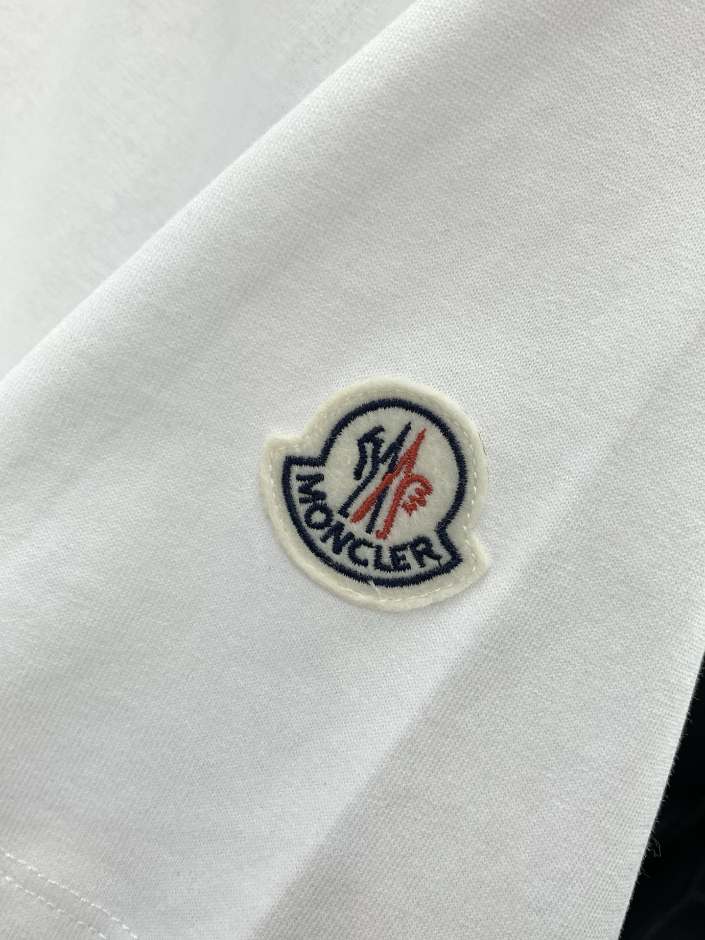 ，Moncler 蒙口，2026夏季最新品，专柜同步有售，原单狠货，时尚休闲圆领短袖T恤，上身舒适！吸睛