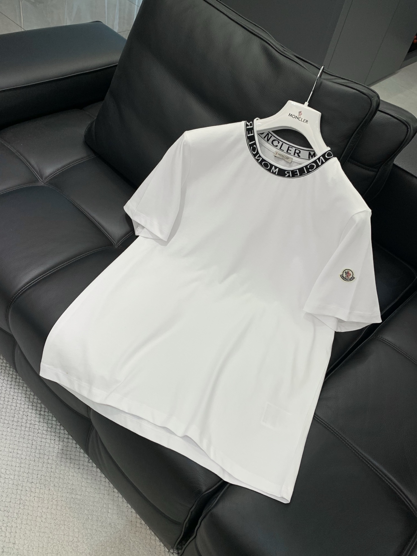，Moncler 蒙口，2026夏季最新品，专柜同步有售，原单狠货，时尚休闲圆领短袖T恤，上身舒适！吸睛