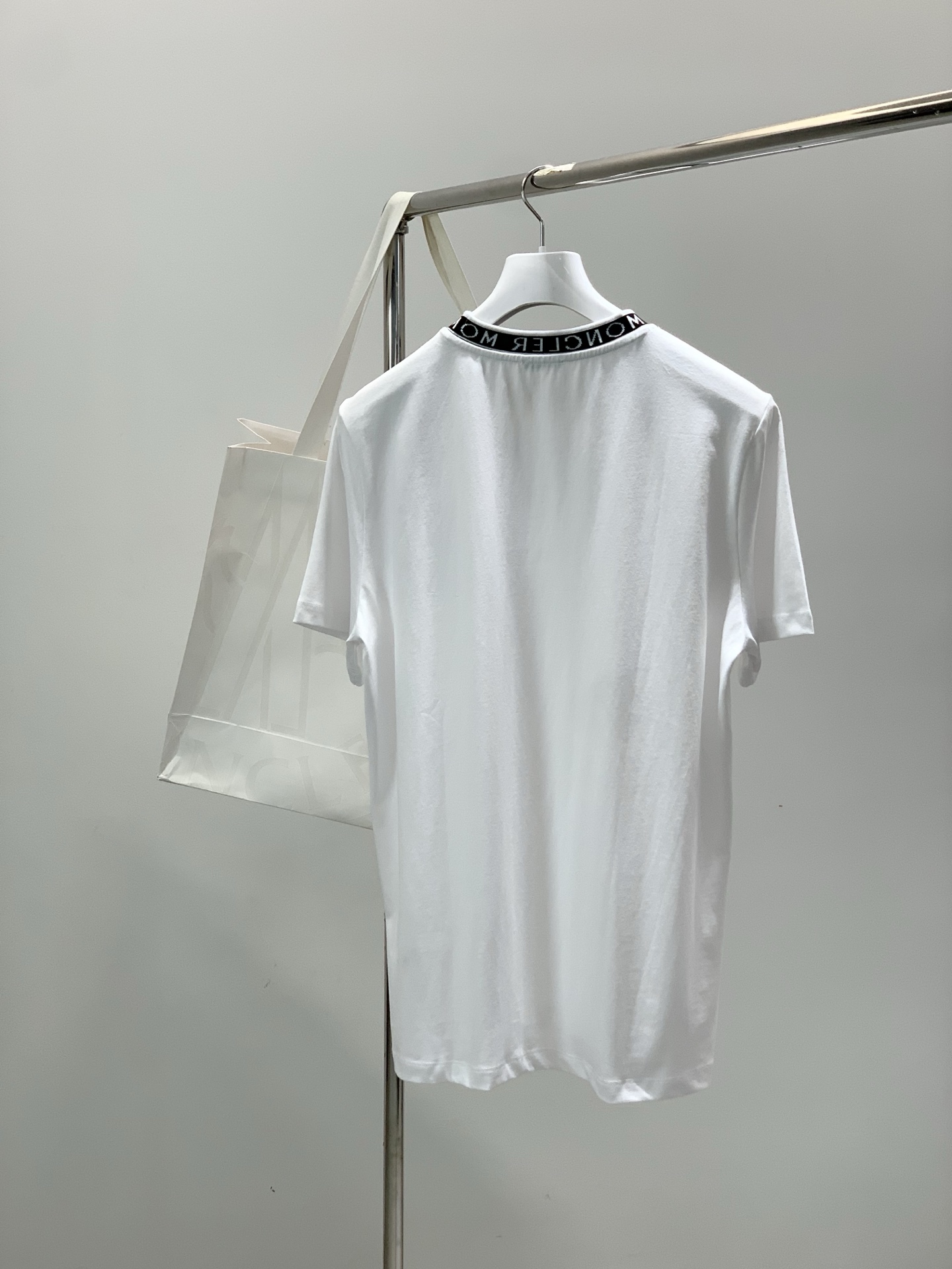 ，Moncler 蒙口，2026夏季最新品，专柜同步有售，原单狠货，时尚休闲圆领短袖T恤，上身舒适！吸睛