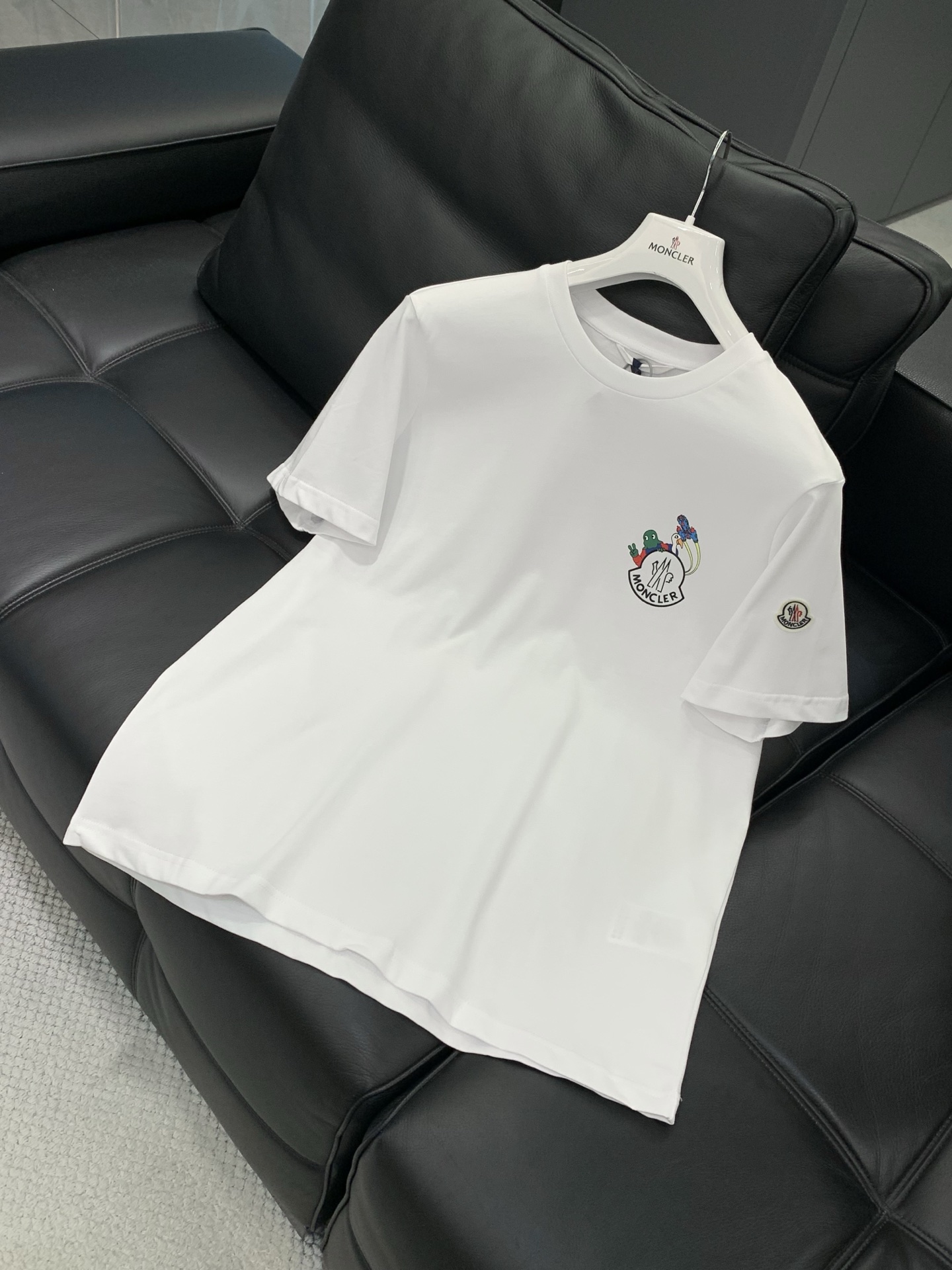 ，Moncler 蒙口，2026夏季最新品，专柜同步有售，原单狠货，时尚休闲圆领短袖T恤，上身舒适！吸睛