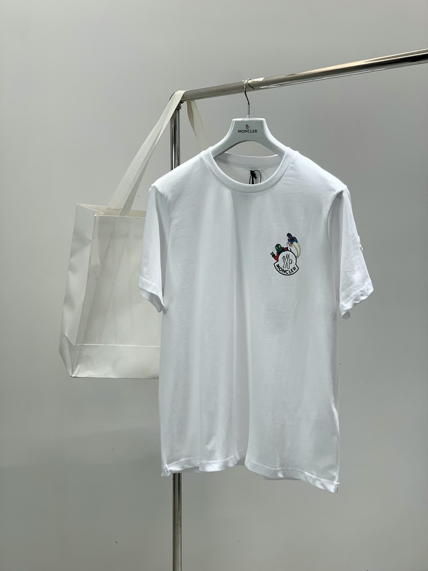 ，Moncler 蒙口，2026夏季最新品，专柜同步有售，原单狠货，时尚休闲圆领短袖T恤，上身舒适！吸睛