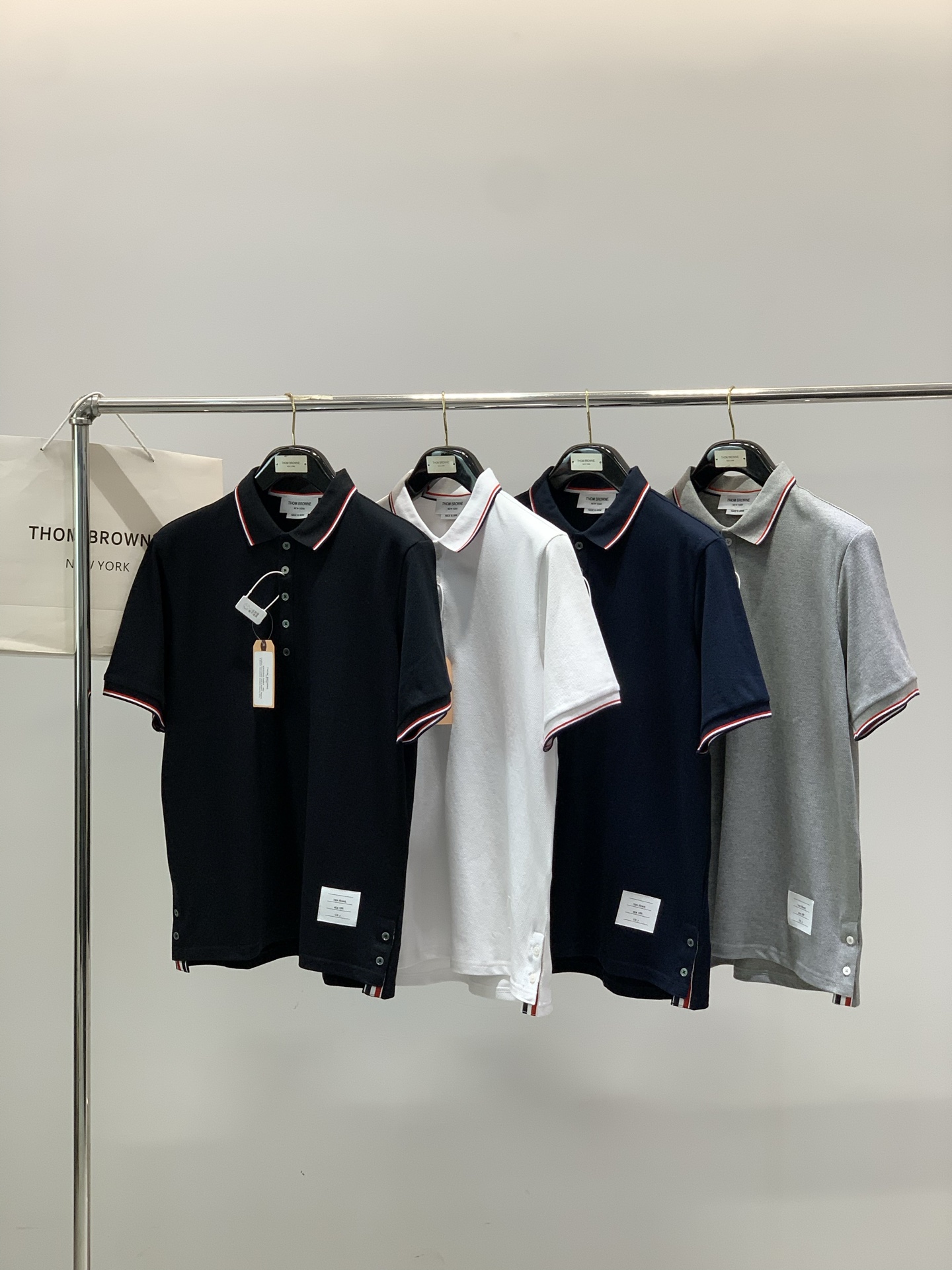 ，Thom Browne 汤姆·布朗 ，2026夏季最新品，时尚休闲翻领短袖T恤，专柜同步有售，原单狠货