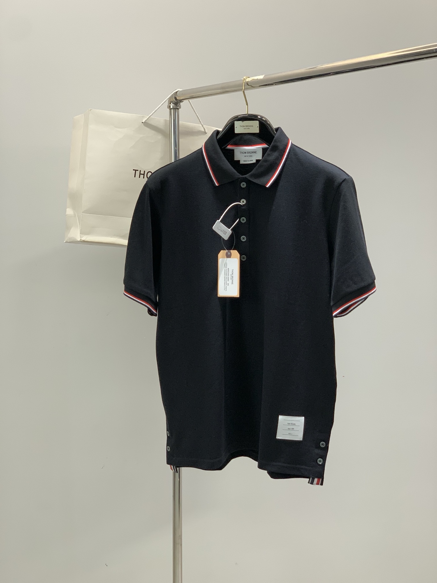 ，Thom Browne 汤姆·布朗 ，2026夏季最新品，时尚休闲翻领短袖T恤，专柜同步有售，原单狠货
