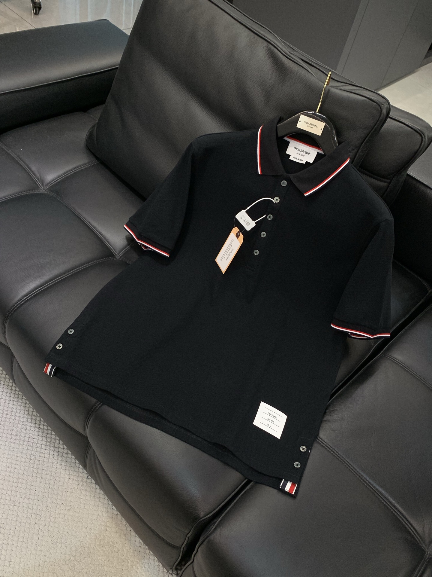 ，Thom Browne 汤姆·布朗 ，2026夏季最新品，时尚休闲翻领短袖T恤，专柜同步有售，原单狠货