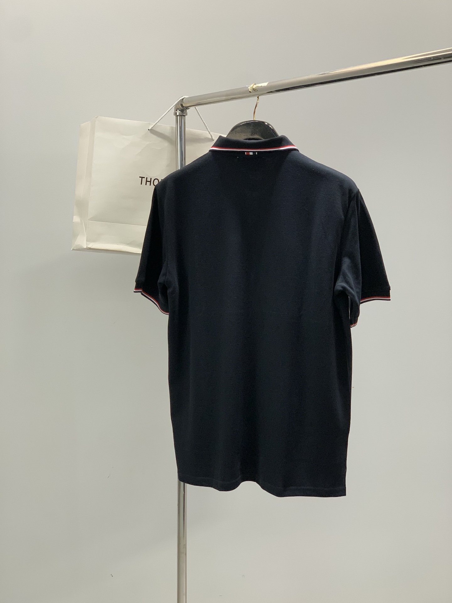 ，Thom Browne 汤姆·布朗 ，2026夏季最新品，时尚休闲翻领短袖T恤，专柜同步有售，原单狠货