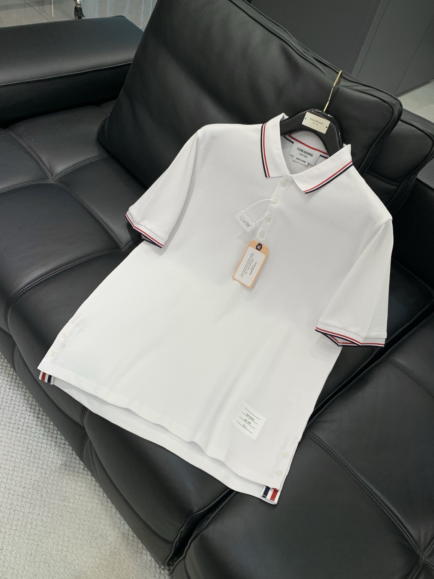 ，Thom Browne 汤姆·布朗 ，2026夏季最新品，时尚休闲翻领短袖T恤，专柜同步有售，原单狠货