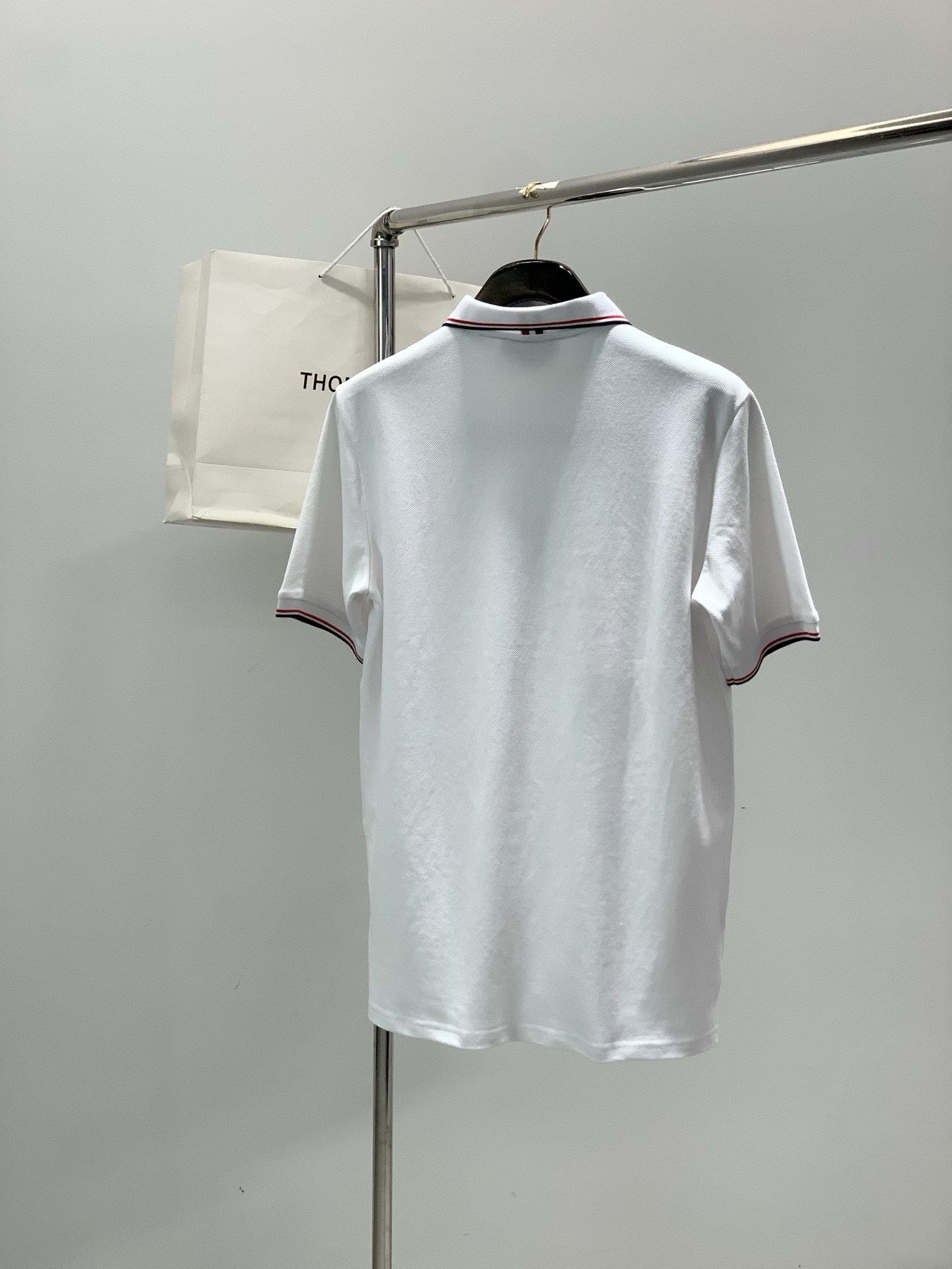 ，Thom Browne 汤姆·布朗 ，2026夏季最新品，时尚休闲翻领短袖T恤，专柜同步有售，原单狠货