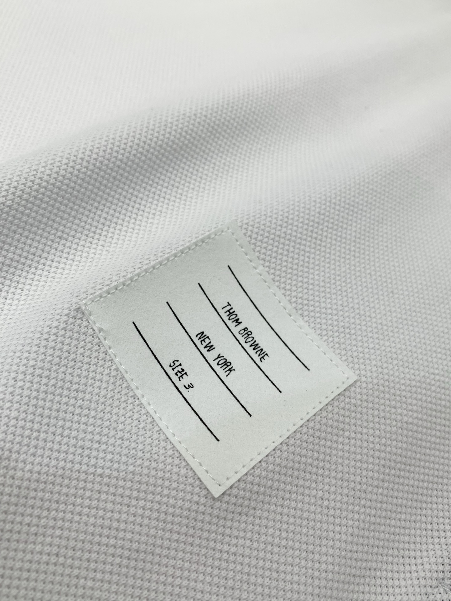 ，Thom Browne 汤姆·布朗 ，2026夏季最新品，时尚休闲翻领短袖T恤，专柜同步有售，原单狠货