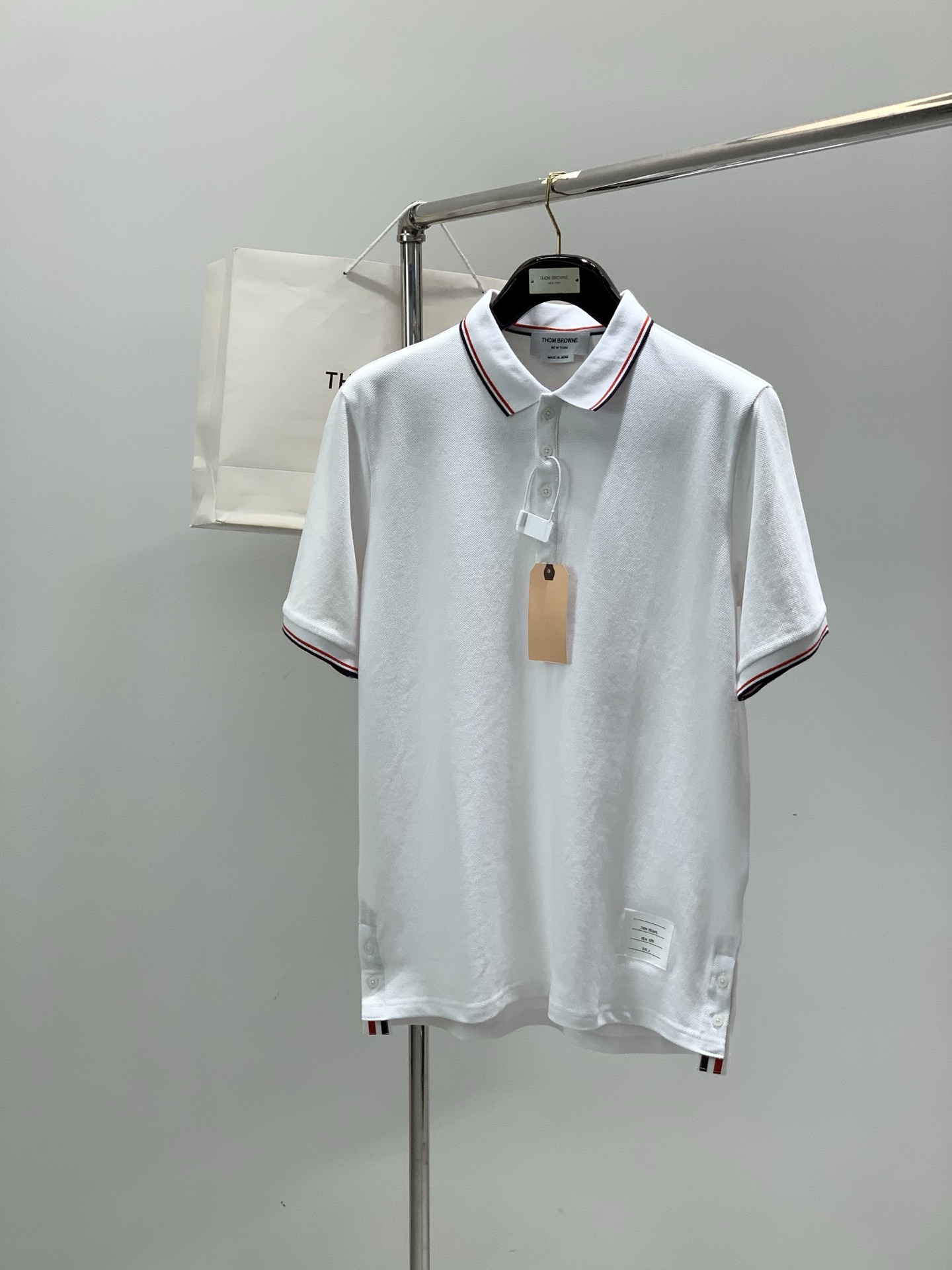 ，Thom Browne 汤姆·布朗 ，2026夏季最新品，时尚休闲翻领短袖T恤，专柜同步有售，原单狠货