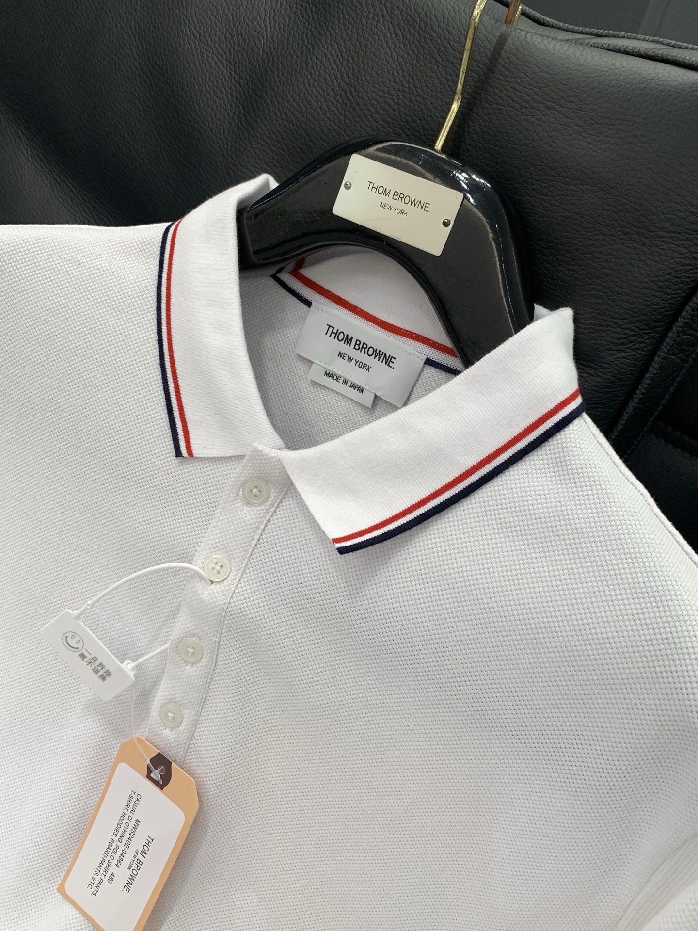 ，Thom Browne 汤姆·布朗 ，2026夏季最新品，时尚休闲翻领短袖T恤，专柜同步有售，原单狠货