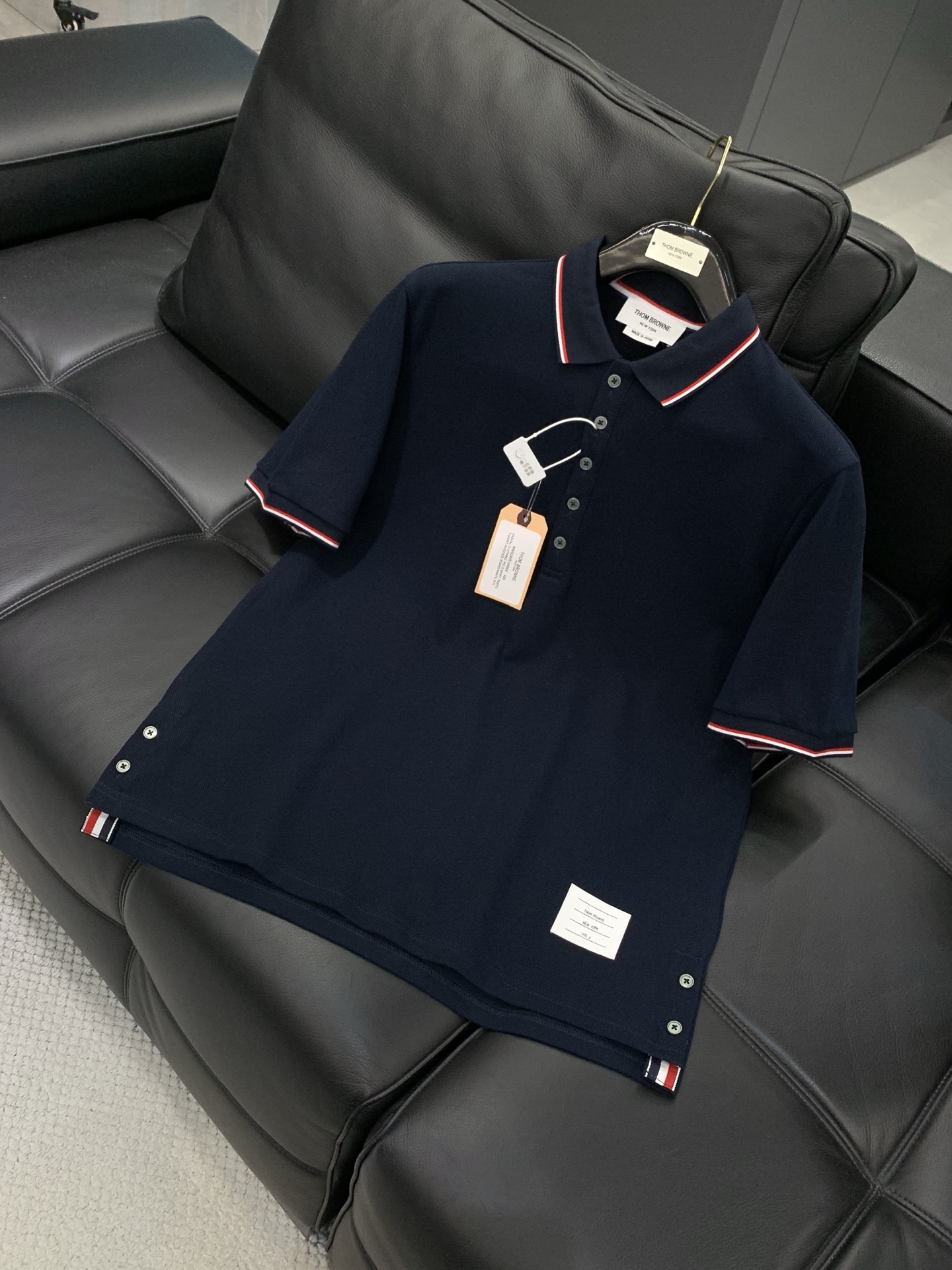 ，Thom Browne 汤姆·布朗 ，2026夏季最新品，时尚休闲翻领短袖T恤，专柜同步有售，原单狠货