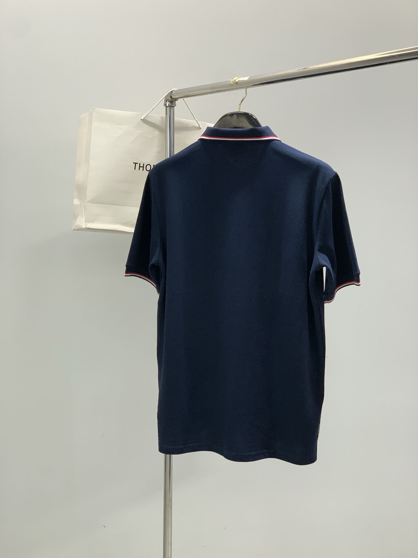 ，Thom Browne 汤姆·布朗 ，2026夏季最新品，时尚休闲翻领短袖T恤，专柜同步有售，原单狠货
