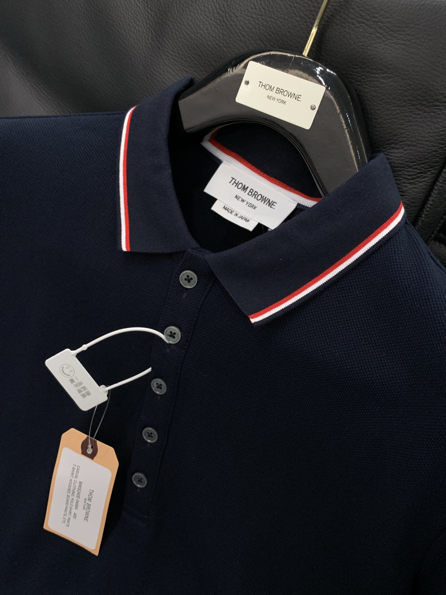 ，Thom Browne 汤姆·布朗 ，2026夏季最新品，时尚休闲翻领短袖T恤，专柜同步有售，原单狠货
