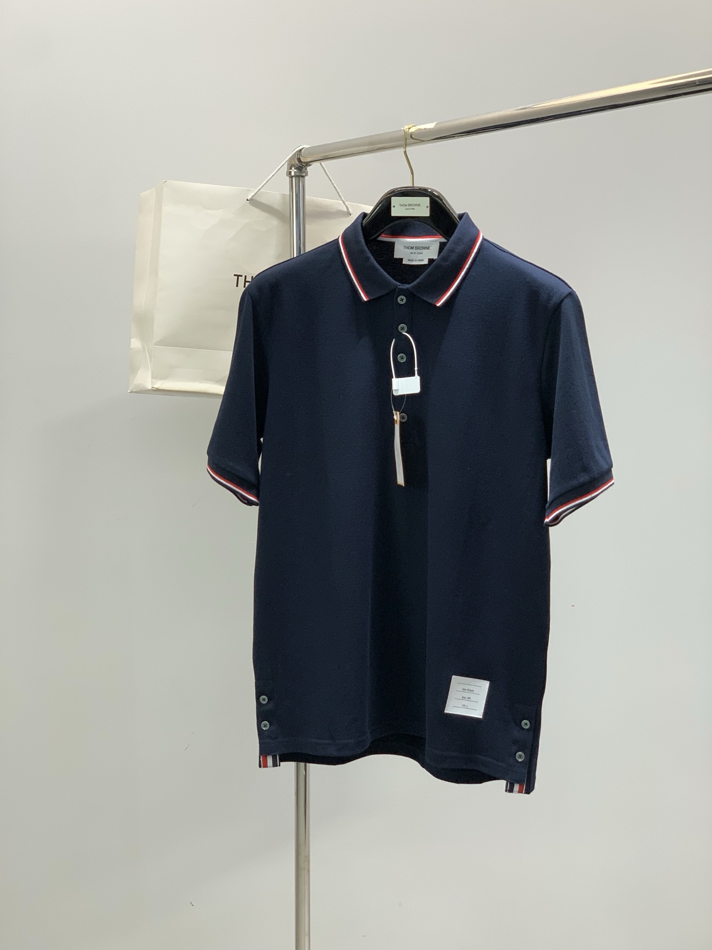 ，Thom Browne 汤姆·布朗 ，2026夏季最新品，时尚休闲翻领短袖T恤，专柜同步有售，原单狠货