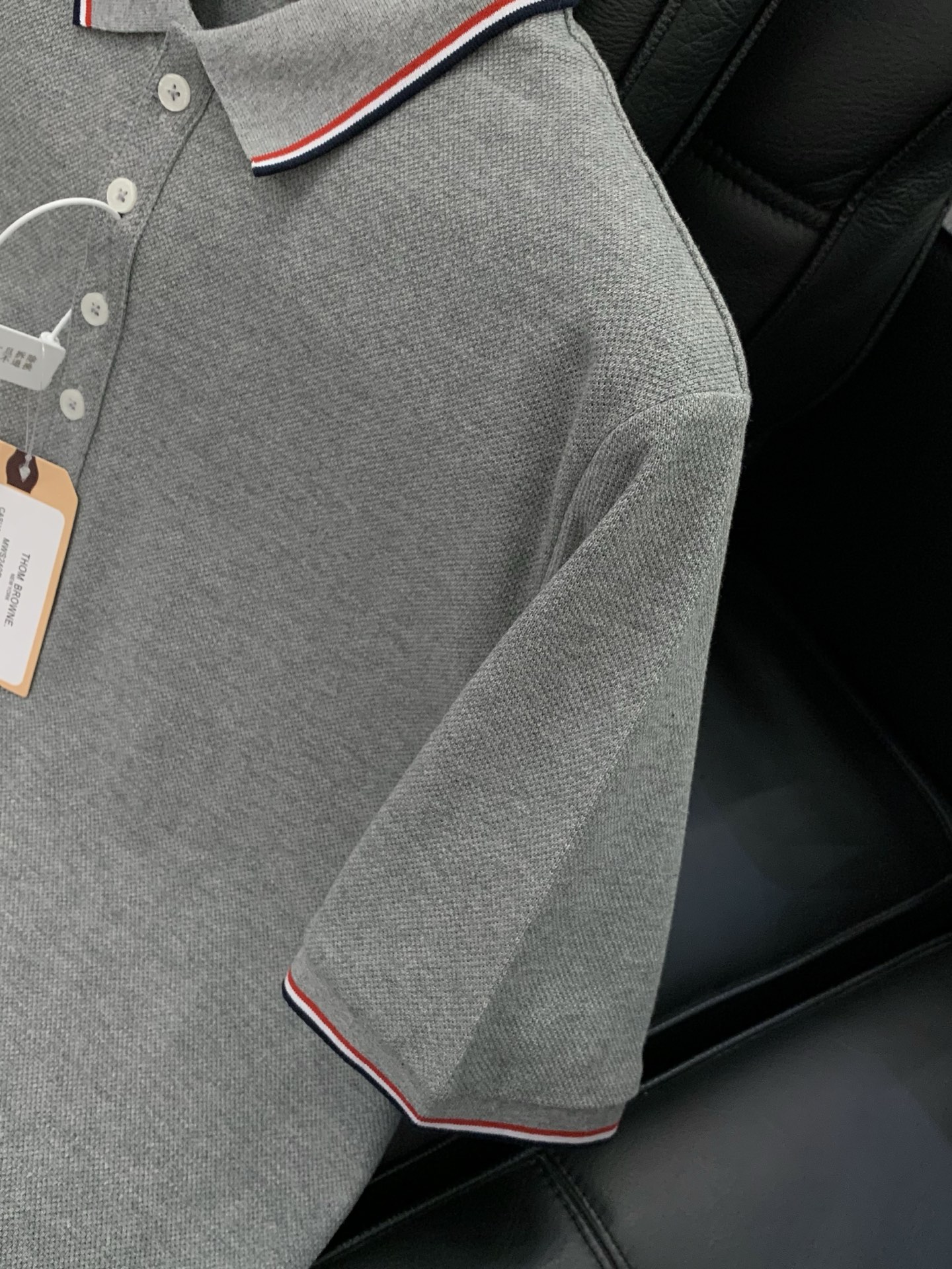 ，Thom Browne 汤姆·布朗 ，2026夏季最新品，时尚休闲翻领短袖T恤，专柜同步有售，原单狠货