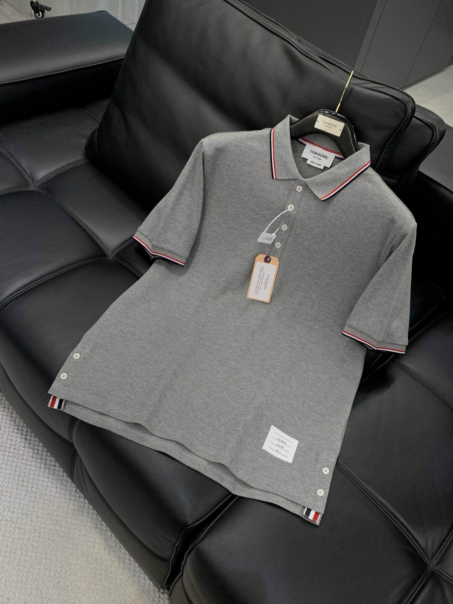 ，Thom Browne 汤姆·布朗 ，2026夏季最新品，时尚休闲翻领短袖T恤，专柜同步有售，原单狠货