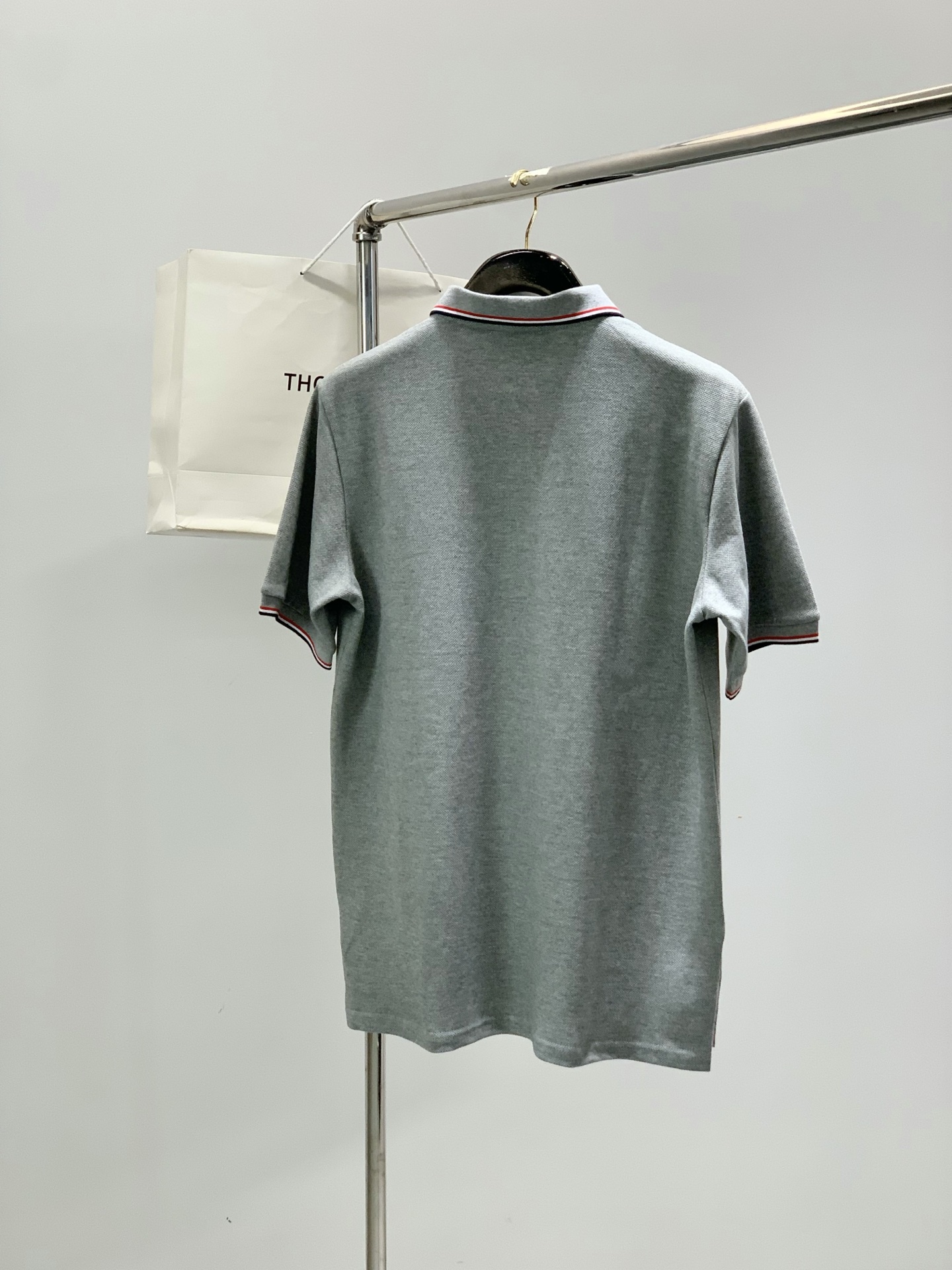 ，Thom Browne 汤姆·布朗 ，2026夏季最新品，时尚休闲翻领短袖T恤，专柜同步有售，原单狠货