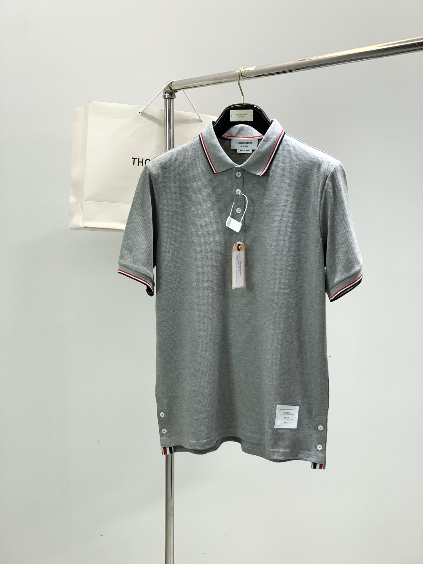 ，Thom Browne 汤姆·布朗 ，2026夏季最新品，时尚休闲翻领短袖T恤，专柜同步有售，原单狠货