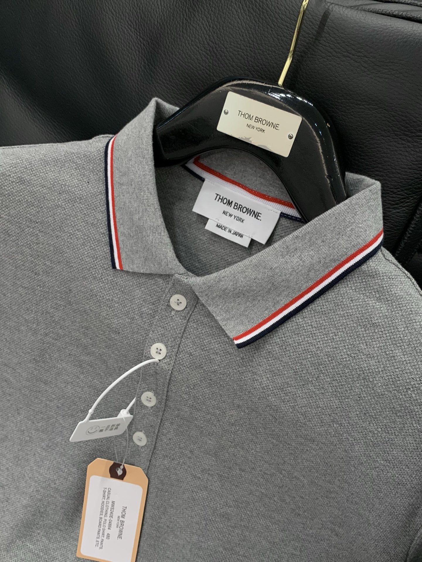 ，Thom Browne 汤姆·布朗 ，2026夏季最新品，时尚休闲翻领短袖T恤，专柜同步有售，原单狠货