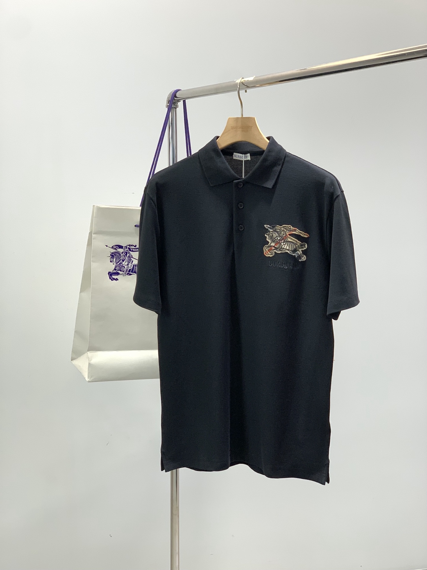 ，Burberry 巴宝莉，2026夏季最新品，专柜同步有售，原单狠货，时尚休闲翻领短袖T恤，进口原版面