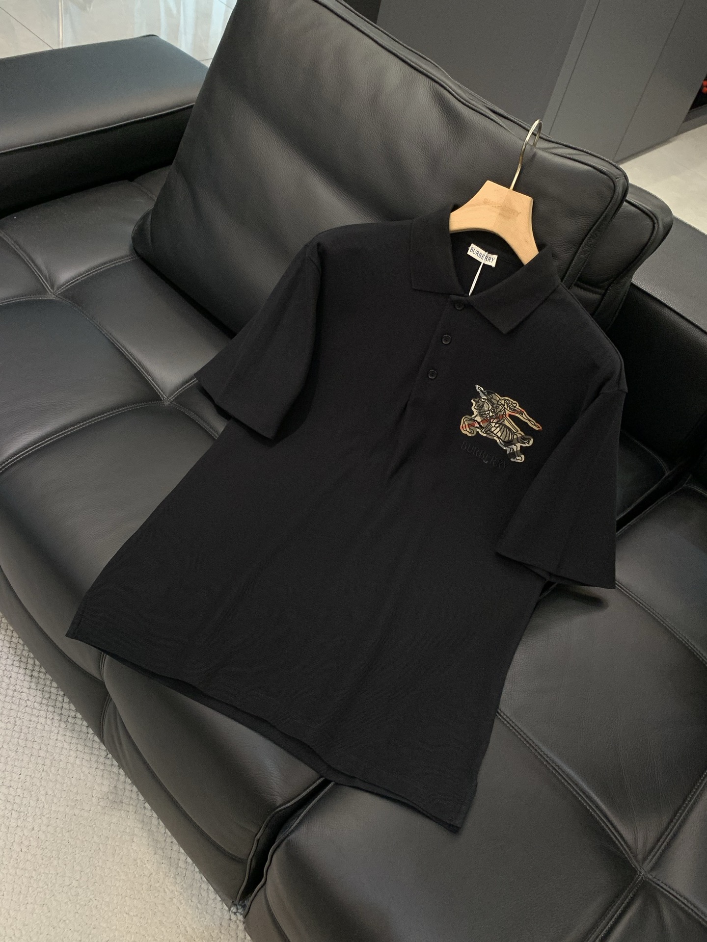 ，Burberry 巴宝莉，2026夏季最新品，专柜同步有售，原单狠货，时尚休闲翻领短袖T恤，进口原版面