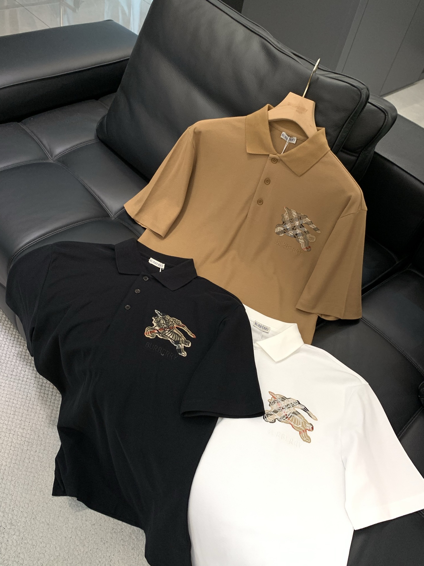 ，Burberry 巴宝莉，2026夏季最新品，专柜同步有售，原单狠货，时尚休闲翻领短袖T恤，进口原版面