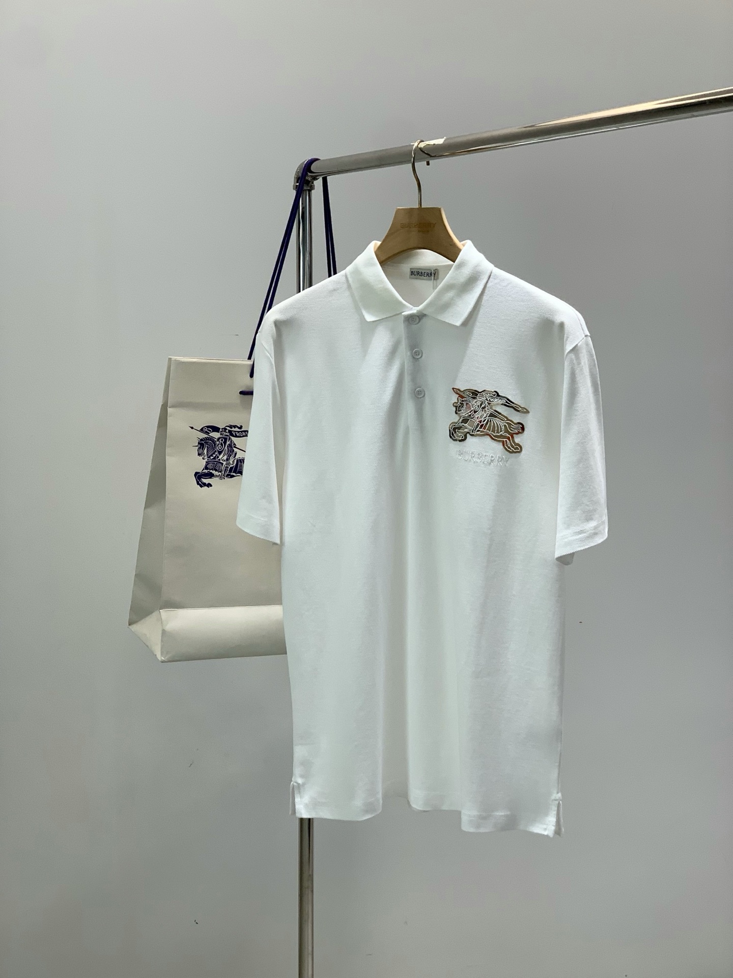 ，Burberry 巴宝莉，2026夏季最新品，专柜同步有售，原单狠货，时尚休闲翻领短袖T恤，进口原版面