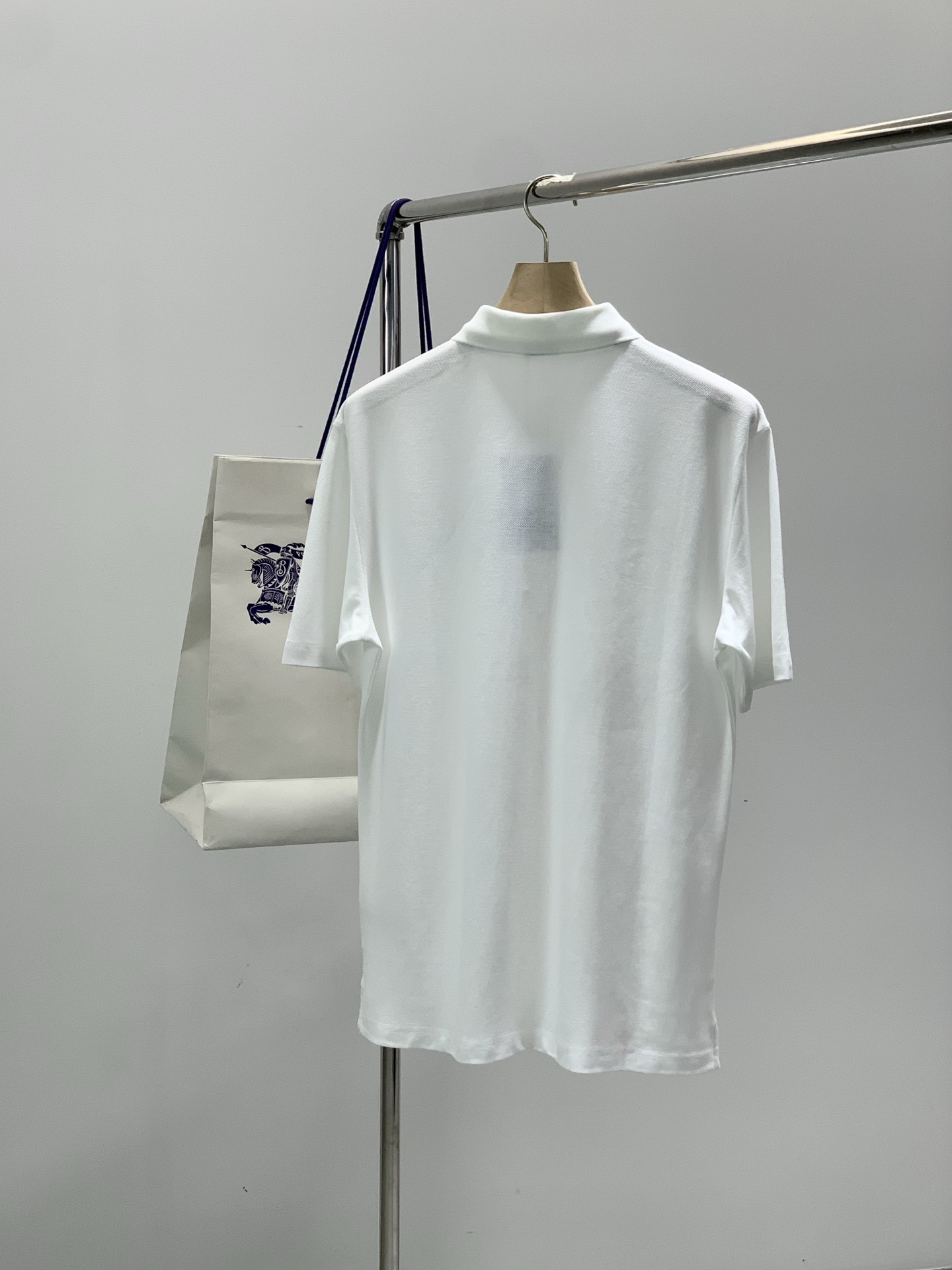 ，Burberry 巴宝莉，2026夏季最新品，专柜同步有售，原单狠货，时尚休闲翻领短袖T恤，进口原版面