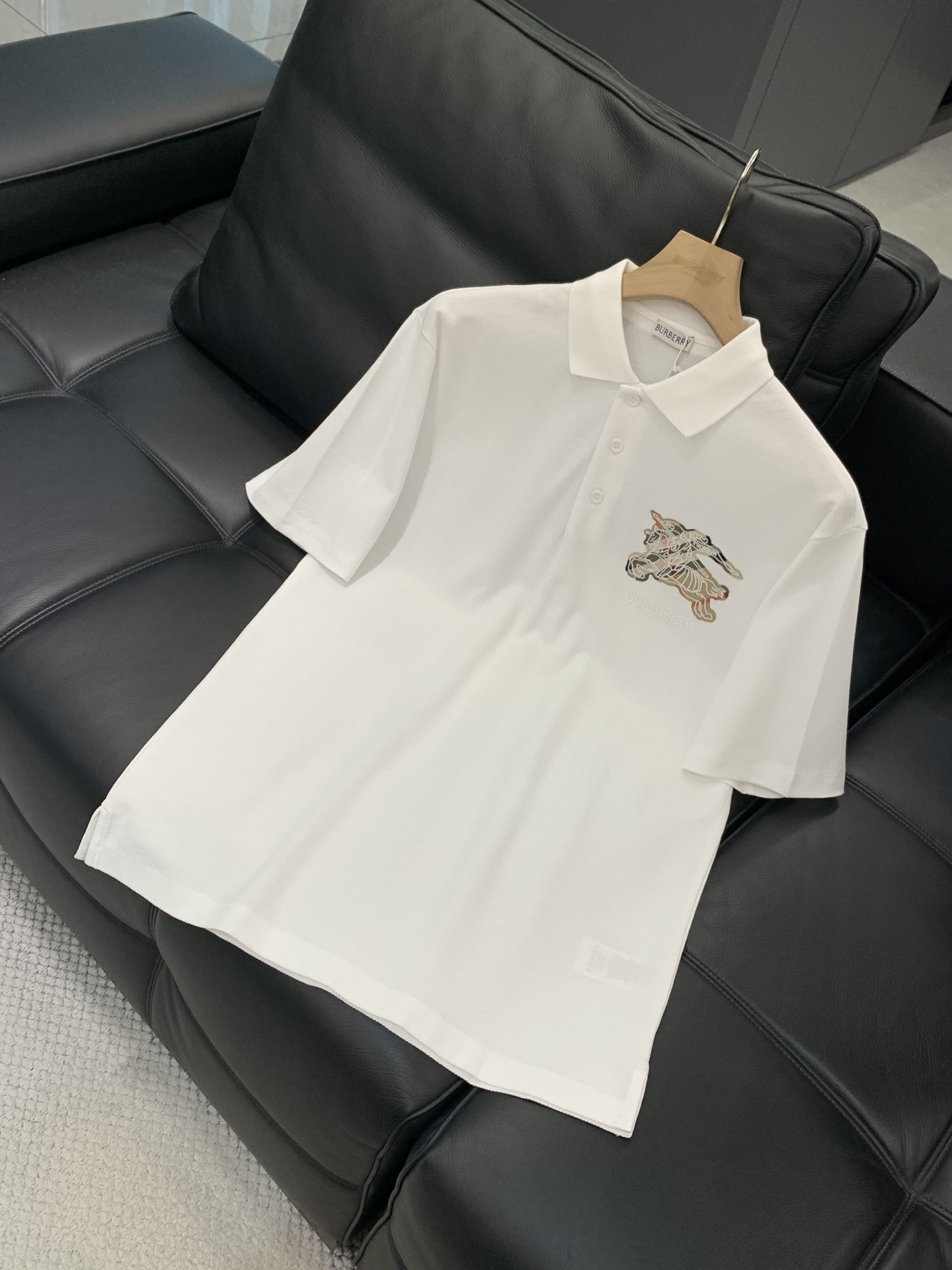 ，Burberry 巴宝莉，2026夏季最新品，专柜同步有售，原单狠货，时尚休闲翻领短袖T恤，进口原版面