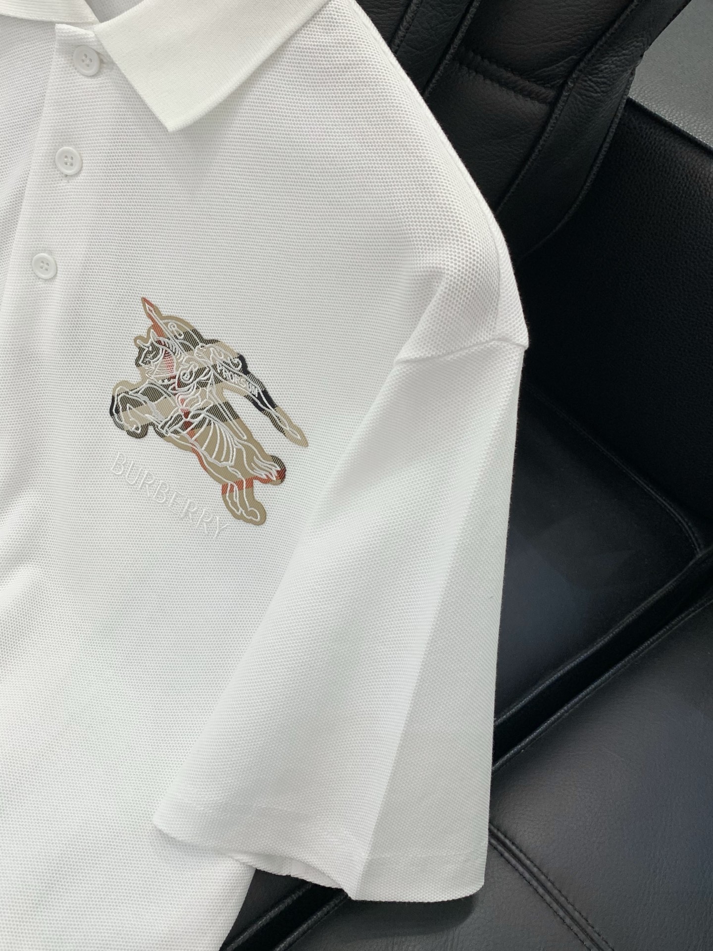 ，Burberry 巴宝莉，2026夏季最新品，专柜同步有售，原单狠货，时尚休闲翻领短袖T恤，进口原版面