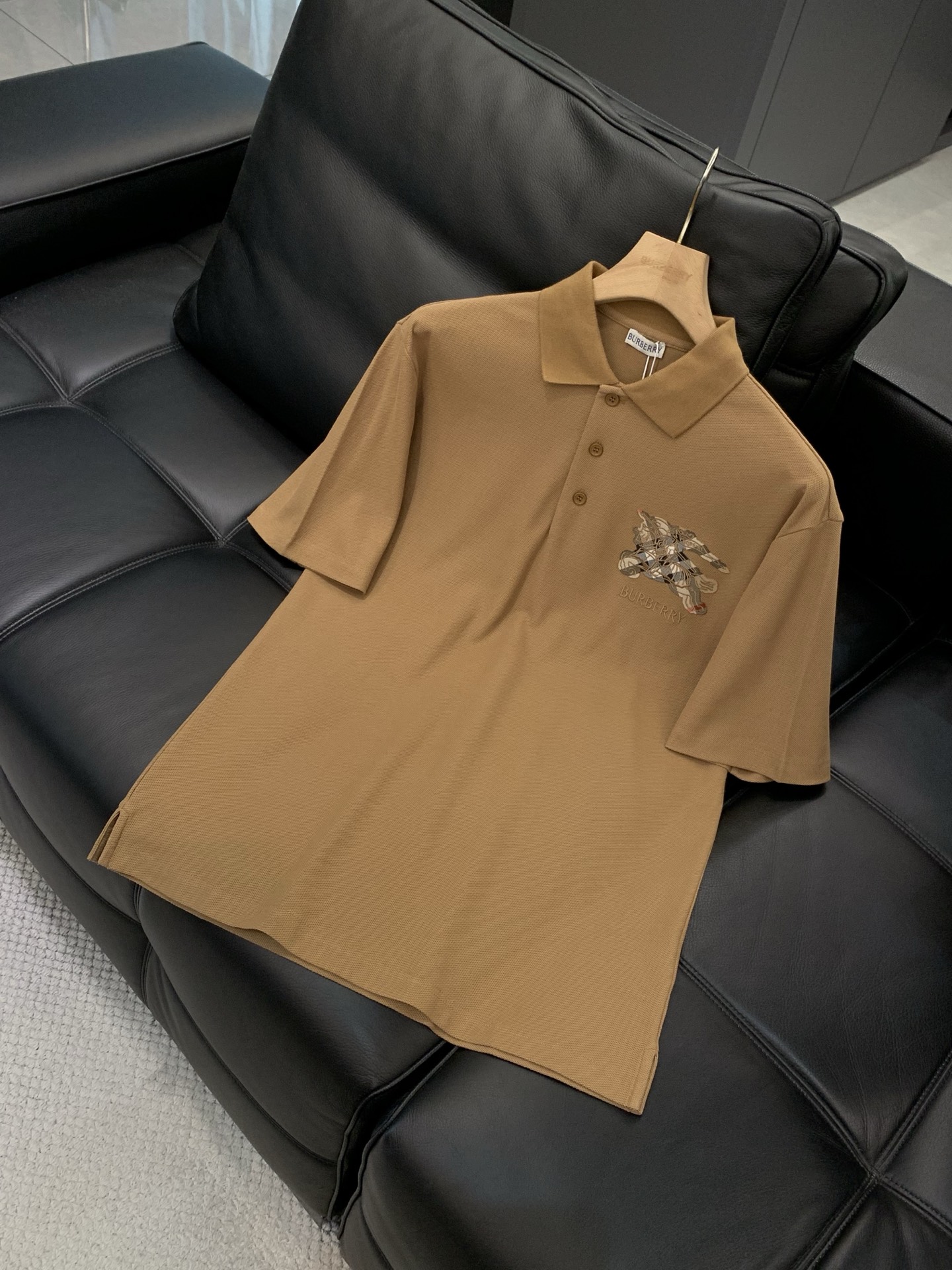 ，Burberry 巴宝莉，2026夏季最新品，专柜同步有售，原单狠货，时尚休闲翻领短袖T恤，进口原版面