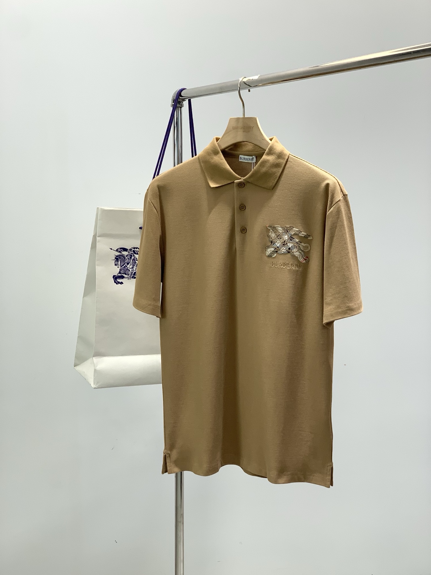 ，Burberry 巴宝莉，2026夏季最新品，专柜同步有售，原单狠货，时尚休闲翻领短袖T恤，进口原版面