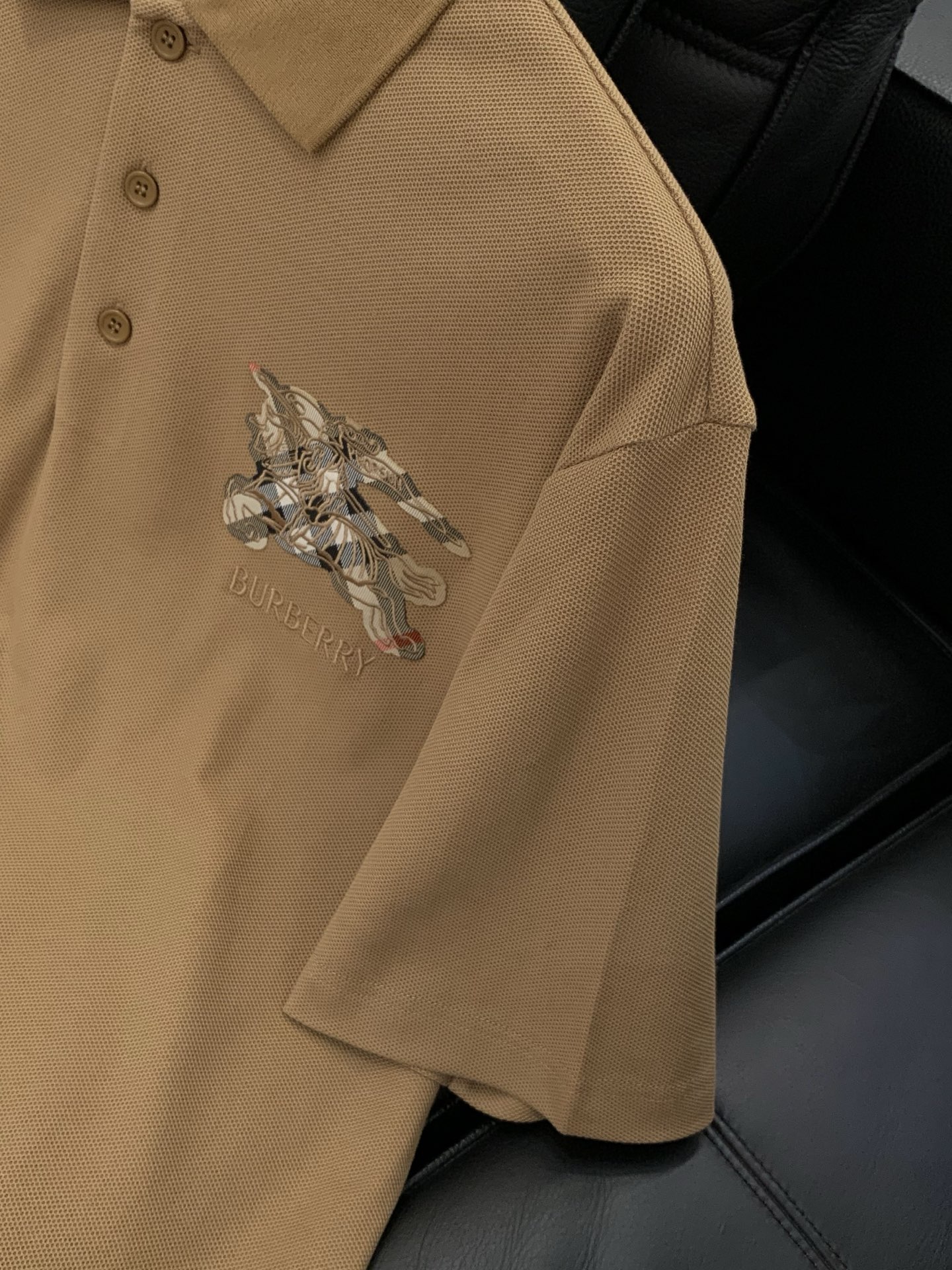，Burberry 巴宝莉，2026夏季最新品，专柜同步有售，原单狠货，时尚休闲翻领短袖T恤，进口原版面