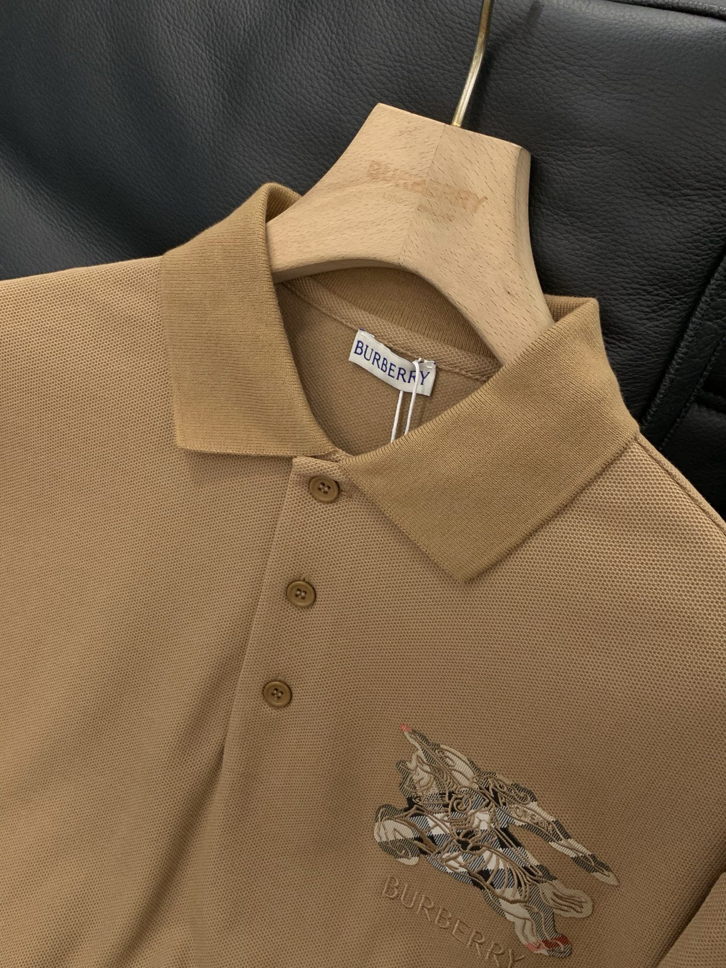 ，Burberry 巴宝莉，2026夏季最新品，专柜同步有售，原单狠货，时尚休闲翻领短袖T恤，进口原版面