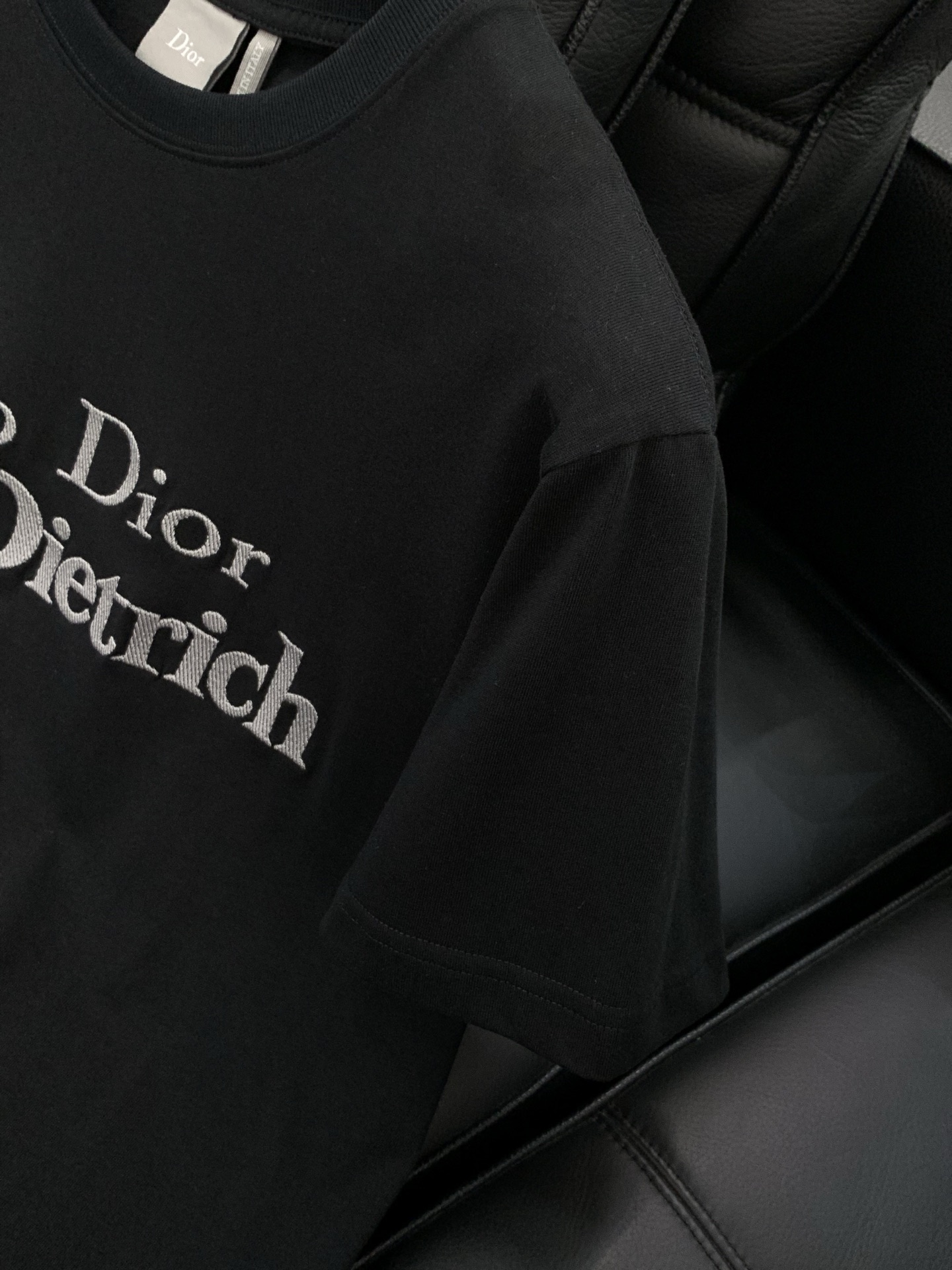，Dior 迪奥， 2026夏季新品，专柜同步有售，简约时尚休闲圆领短袖T恤，原版进口面料，舒适透气，顶